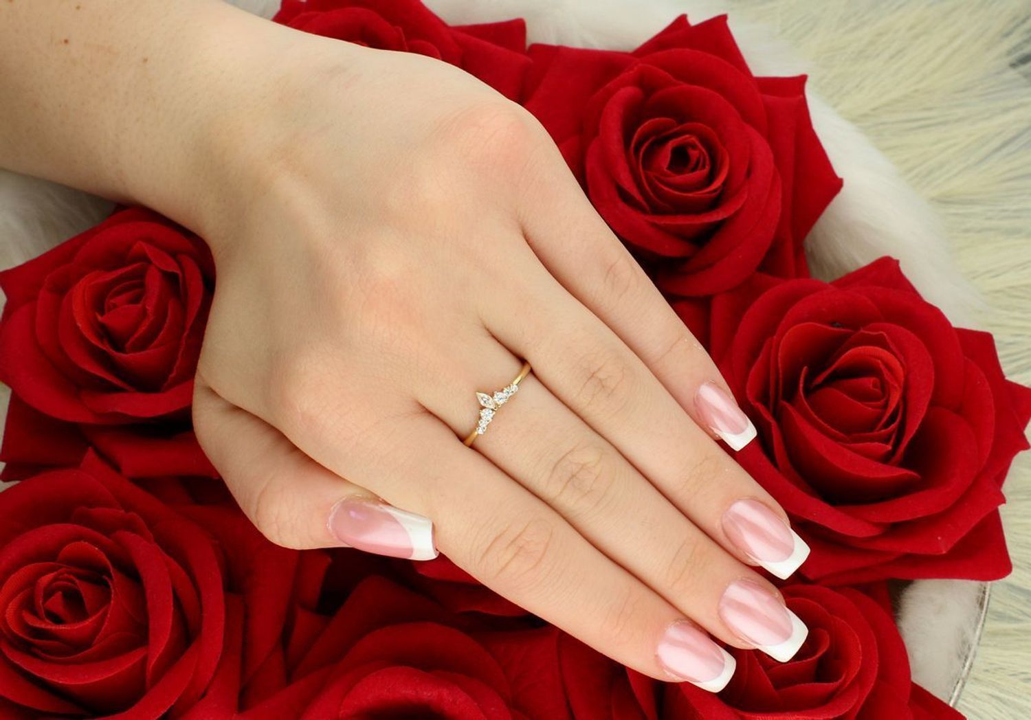 Złoty pierścionek damski DIA-PRS-11157-585 próba 585. Zdobiony cyrkoniami, waga 1,56 g, rozmiar 17. Klasyczny styl i elegancja na każdą okazję.1.jpg