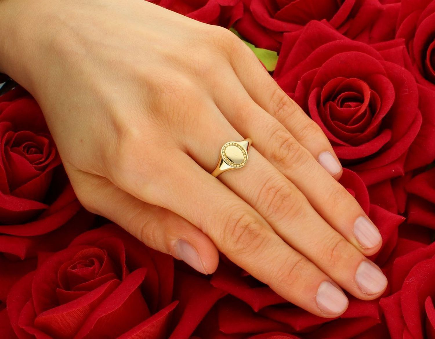 Złoty pierścionek sygnet okrągły ze wzorem próba 585, DIA-PRS-11158-585. Złoty sygnet wykonany z wysokiej jakości złota próby 585. Efektowny pierścionek z możliwością indywidualnego graweru, 1.jpg