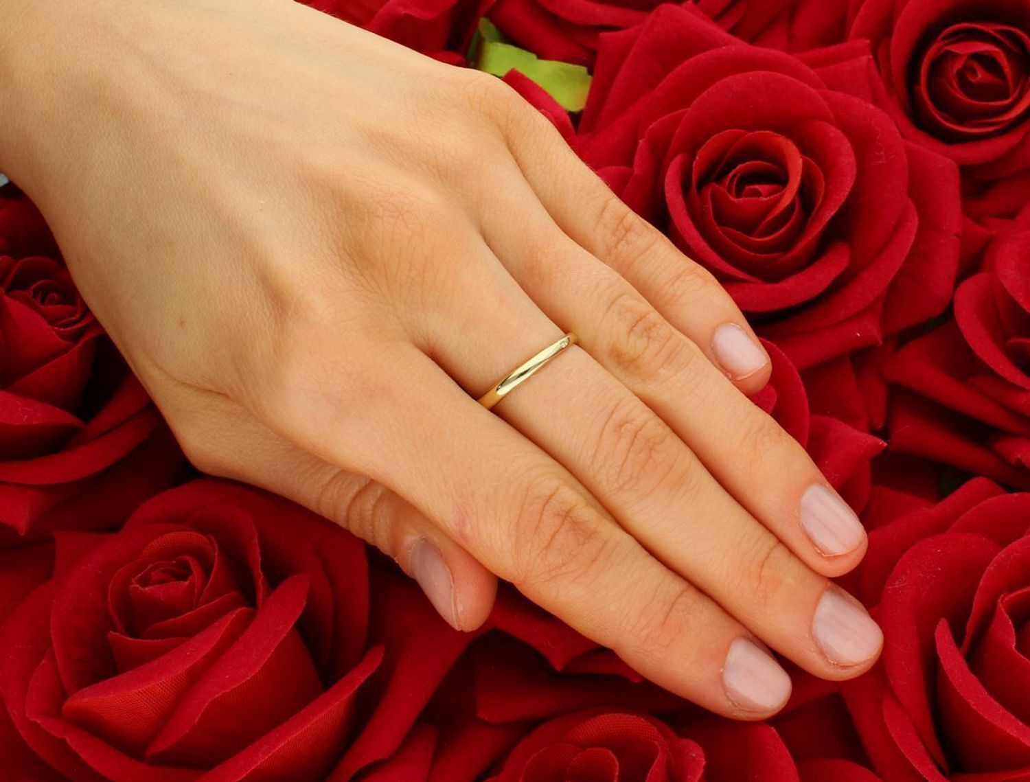 Złoty pierścionek sygnet okrągły ze wzorem próba 585, DIA-PRS-11158-585. Złoty sygnet wykonany z wysokiej jakości złota próby 585. Efektowny pierścionek z możliwością indywidualnego graweru, 1.jpg