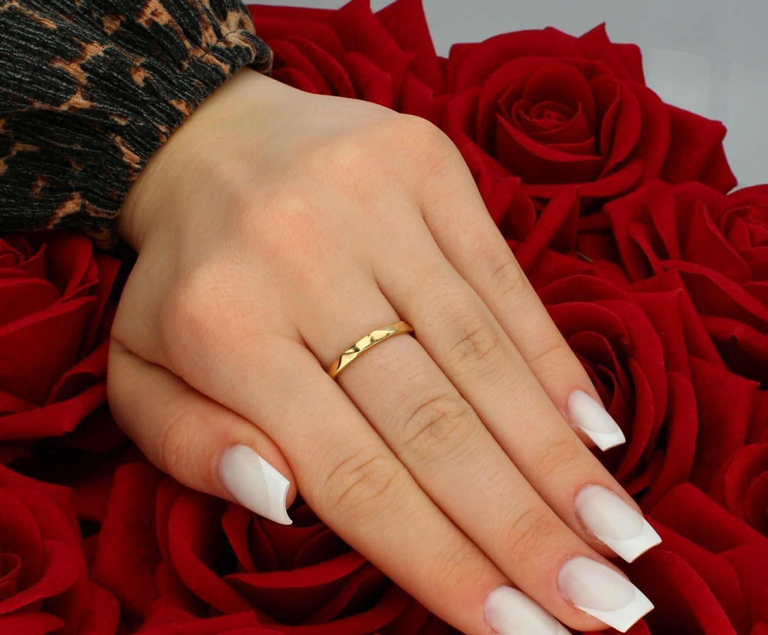 Złoty pierścionek grawerowany próba 585 rozmiar 16, DIA-PRS-11162-585. Odkryj elegancję i wyjątkowość w każdym detalu z tym przepięknym złotym pierścionkiem o próbie 585! Idealny na 1.jpg