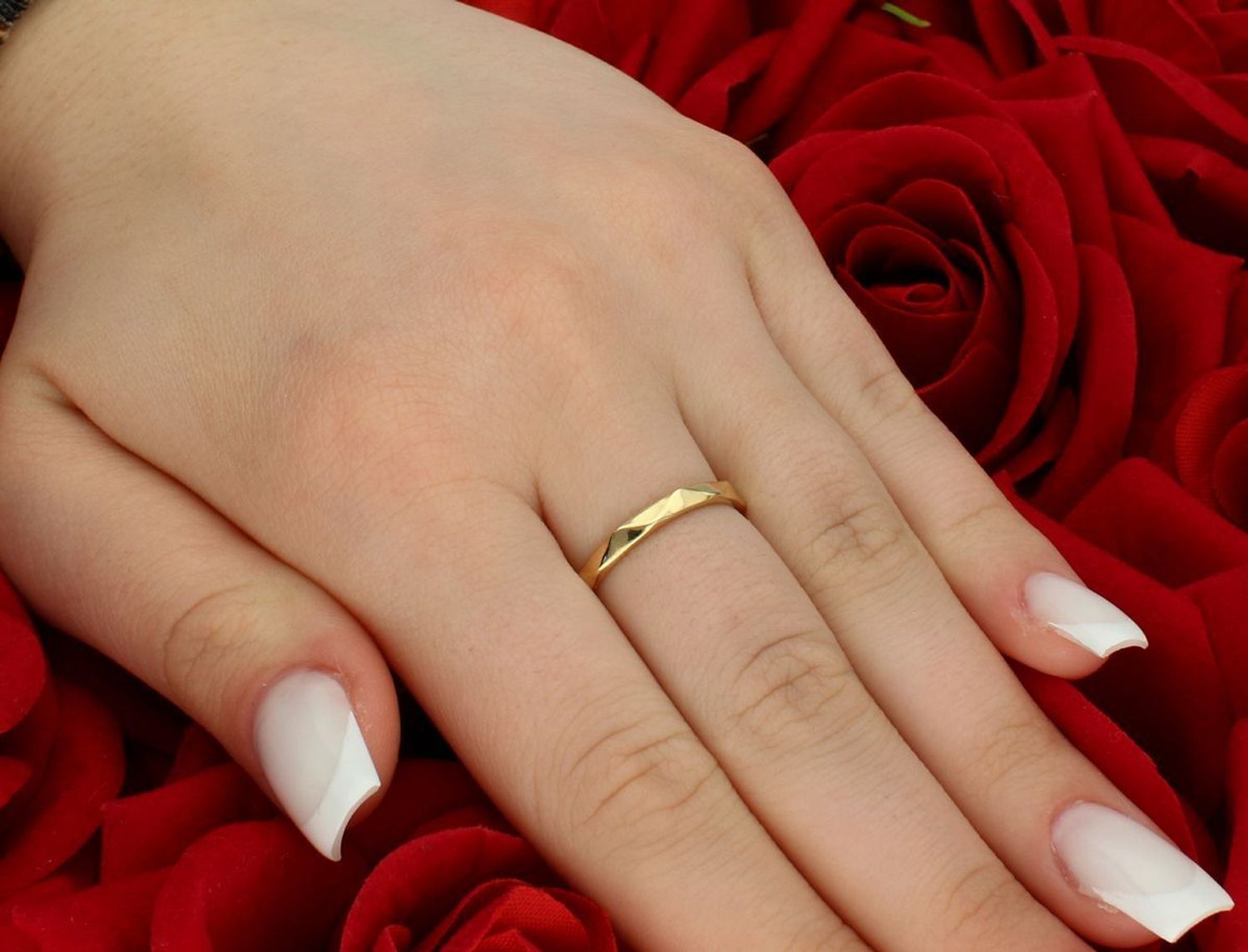 Złoty pierścionek grawerowany próba 585 rozmiar 16, DIA-PRS-11162-585. Odkryj elegancję i wyjątkowość w każdym detalu z tym przepięknym złotym pierścionkiem o próbie 585! Idealny na 1.jpg