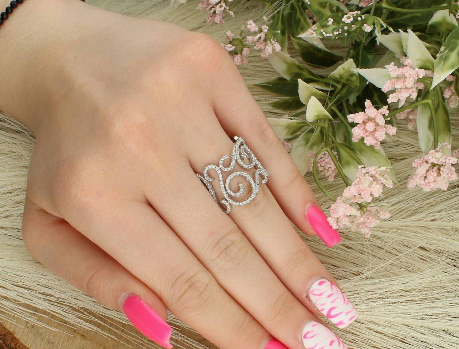 Srebrny pierścionek próby 925, szeroki (1,8 cm), ażurowy, zdobiony cyrkoniami. Waga 6,63 g. Model DIA-PRS-11163-925 – efektowny i elegancki dodatek.1.jpg