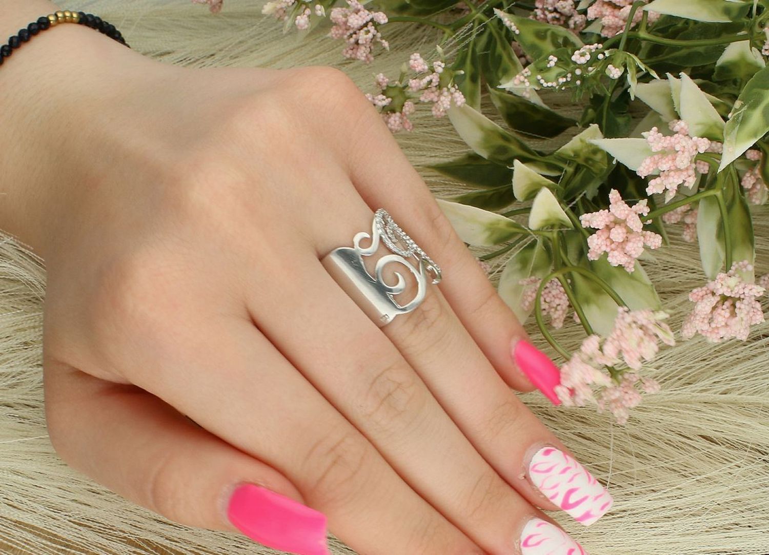 Srebrny pierścionek próby 925, szeroki (1,8 cm), ażurowy, zdobiony cyrkoniami. Waga 6,63 g. Model DIA-PRS-11163-925 – efektowny i elegancki dodatek.1.jpg