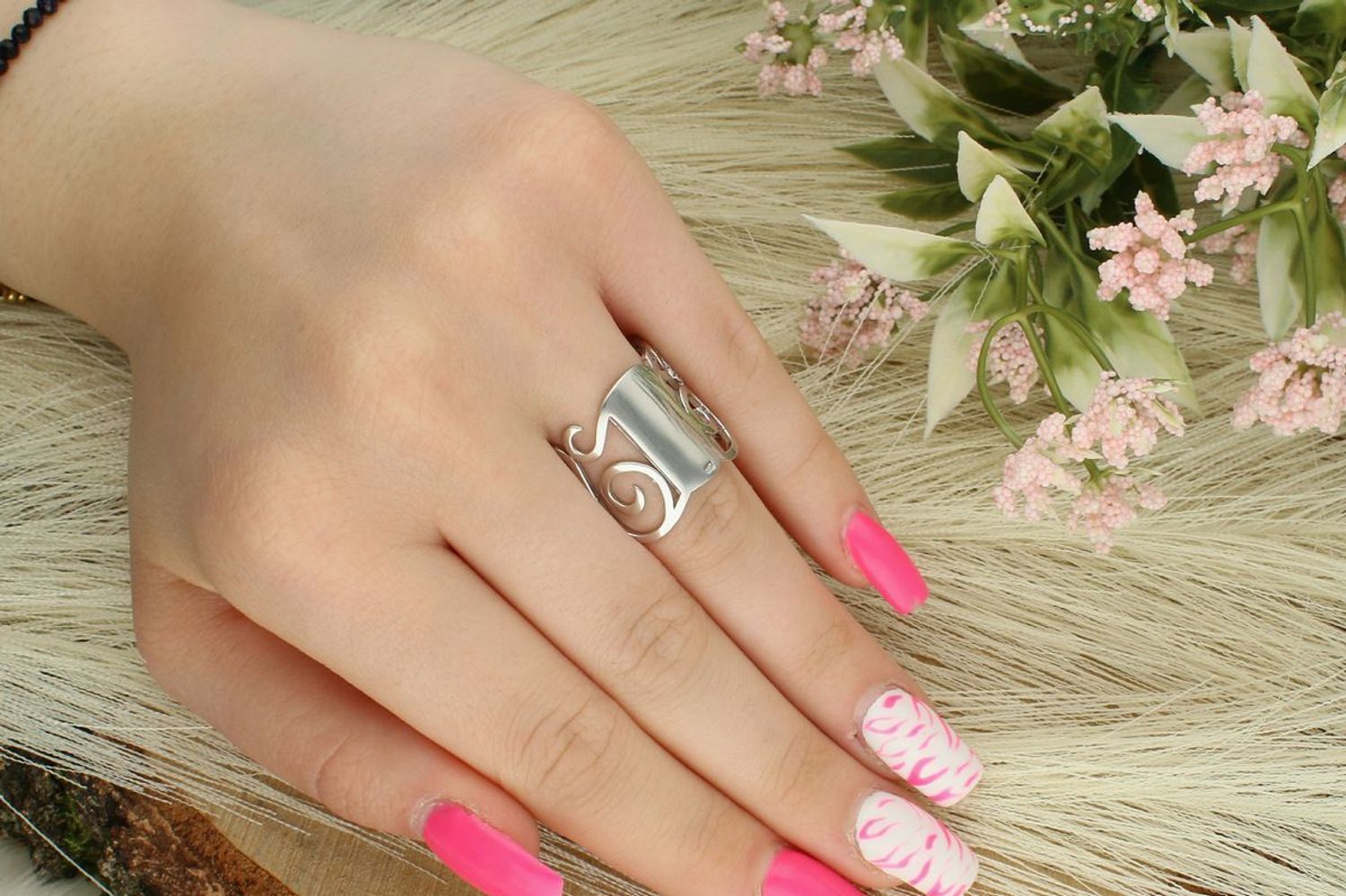 Srebrny pierścionek próby 925, szeroki (1,8 cm), ażurowy, zdobiony cyrkoniami. Waga 6,63 g. Model DIA-PRS-11163-925 – efektowny i elegancki dodatek.1.jpg