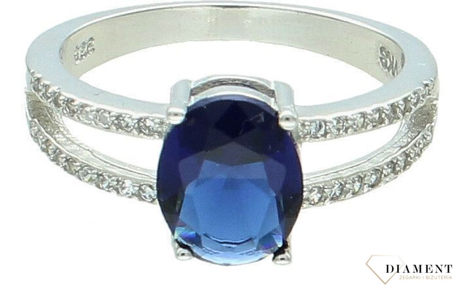 Srebrny pierścionek damski 925 z owalną granatową cyrkonią DIA-PRS-11277-925. Srebrny pierścionek damski. Srebrny pierścionek z niebieskim oczkiem. Pierścionek srebrny damski na prezent. Srebrny pierścionek dla ukoc.jpg