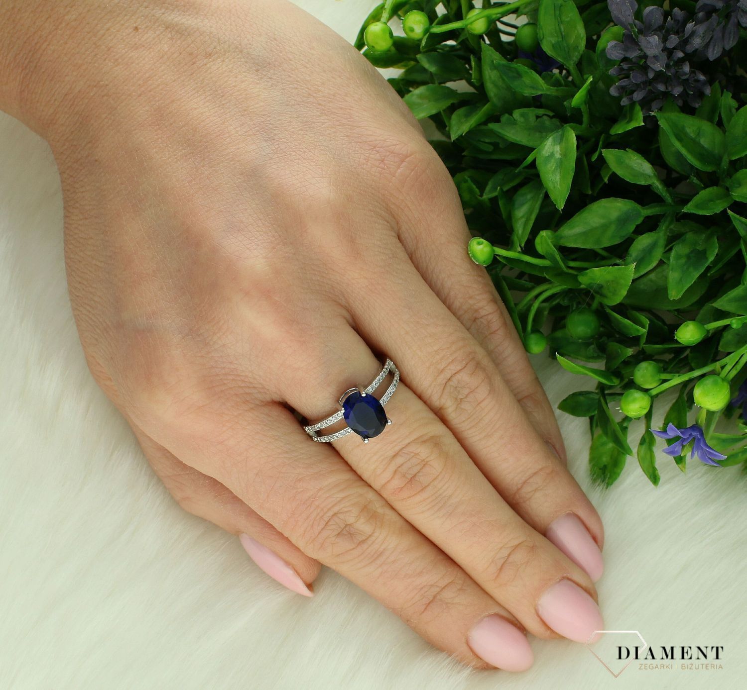 Srebrny pierścionek damski 925 z owalną granatową cyrkonią DIA-PRS-11277-925. Srebrny pierścionek damski. Srebrny pierścionek z niebieskim oczkiem. Pierścionek srebrny damski na prezent. Srebrny pierścionek dla ukoc.jpg