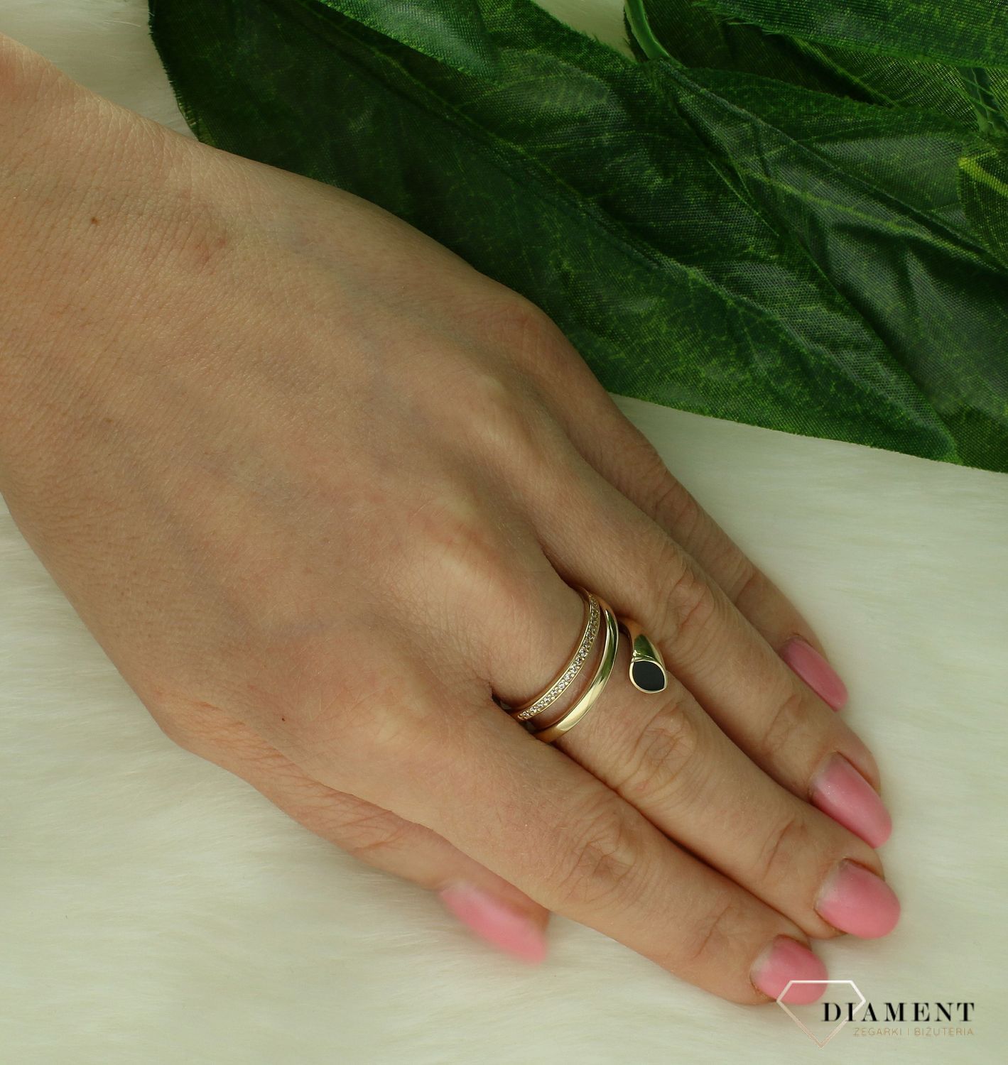 Złoty pierścionek 585 nowoczesny wzór z cyrkoniami i czarnym oczkiem DIA-PRS-11282-585. Złoty pierścionek damski. Złoty pierścionek nowoczesny. Pierścionek złoty z cyrkoniami. Zloty pierścionek damski na prezent.  (3).jpg