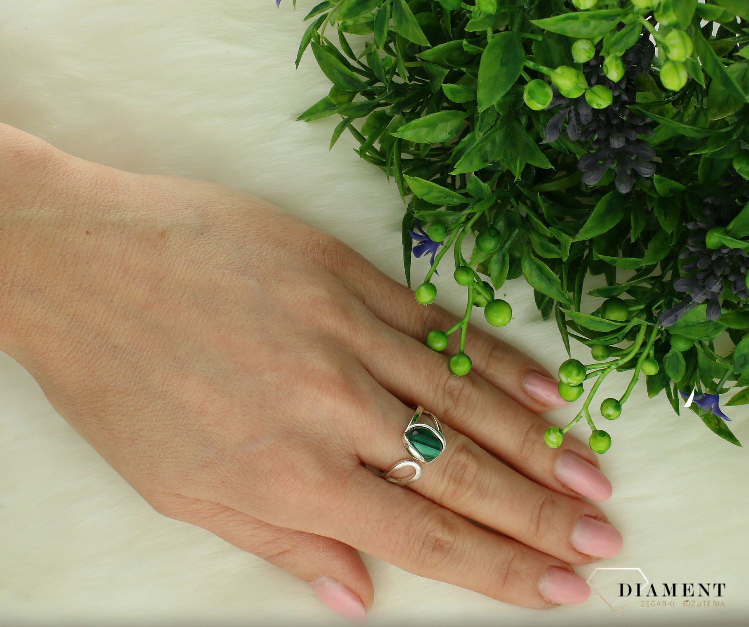 Srebrny pierścionek damski 925 z malachitem rozmiar 17 DIA-PRS-11324-925. Srebrny pierścionek damski. Srebrny pierścionek z malachitem. Pierścionek damski z kamieniem naturalnym. Pierścionek srebrny na prezent dla kobiety. 1.jpg