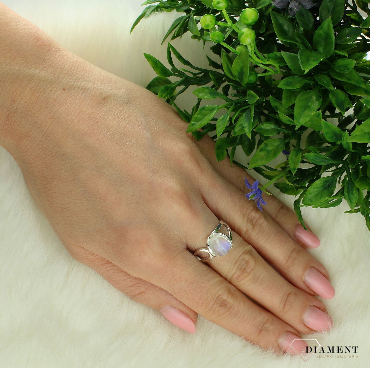 Srebrny pierścionek damski 925 z kamieniem księżycowym DIA-PRS-11330-925. Srebrny pierścionek damski. Srebrny pierścionek z kamieniem księżycowym. Pierścionek damski z kamieniem naturalnym. Pierścionek srebrny na prezent dla kobiety..jpg