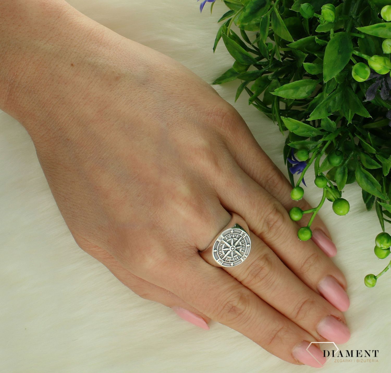 Srebrny pierścionek damski 925 sygnet z różą wiatrów DIA-PRS-11362-925.jpg