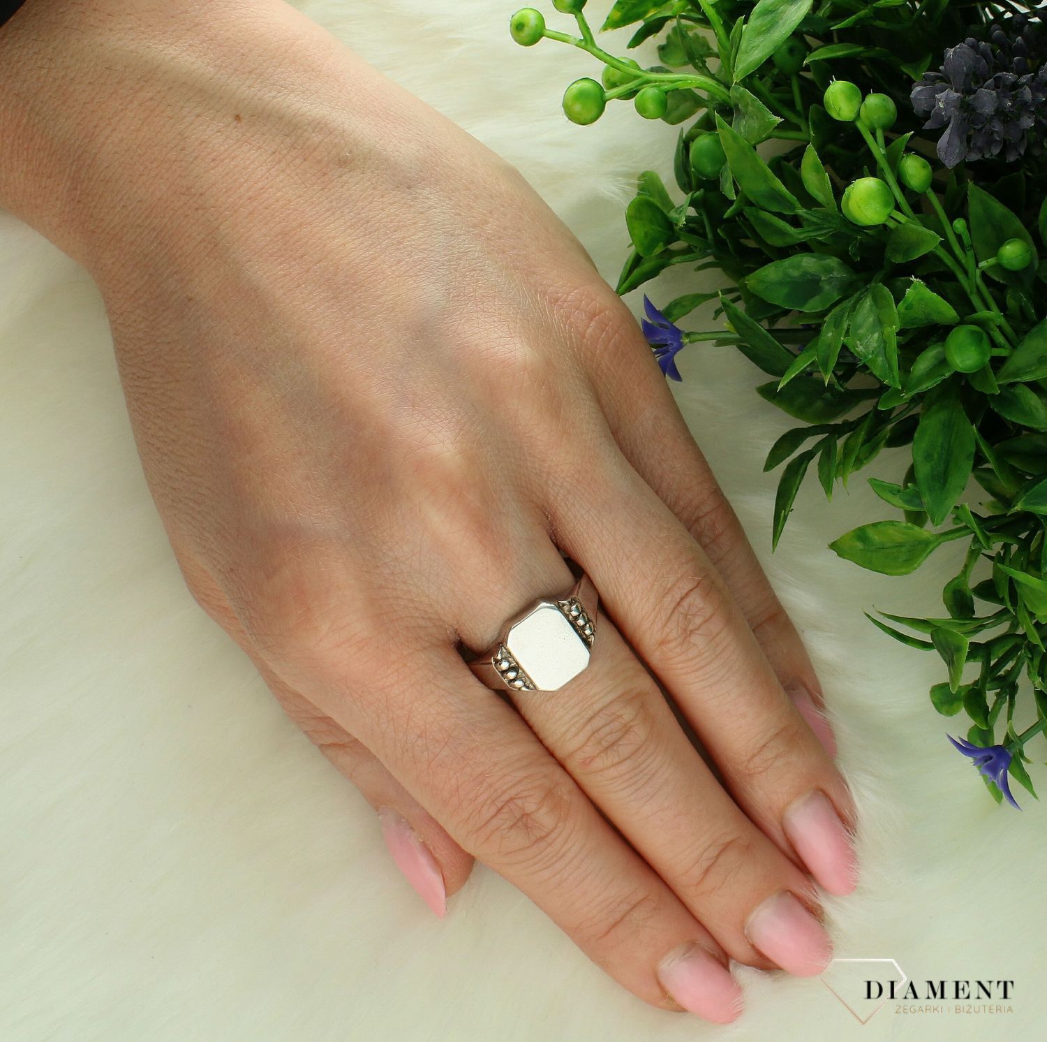 Srebrny sygnet męski 925 sygnet o kwadratowym kształcie z grawerowaniem rozmiar 30 DIA-PRS-11380-925. Srebrny sygnet męski. Sygnet srebrny dla mężczyzny. Srebrny sygnet na prezent dla mężczyzny (2).jpg