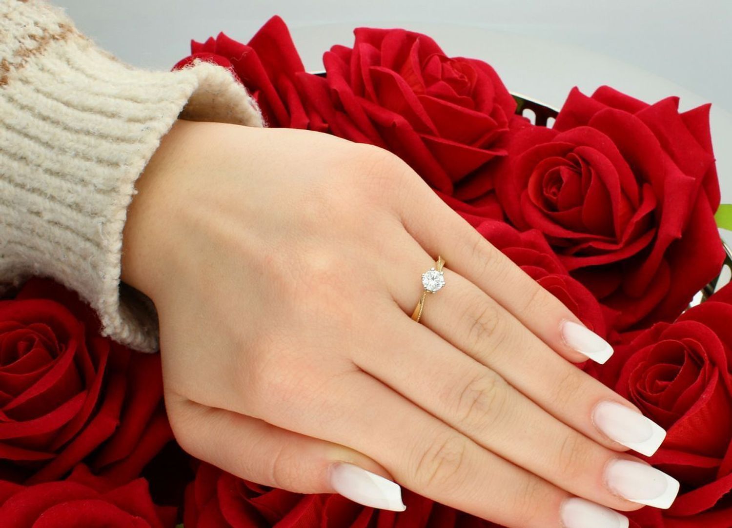 Złoty pierścionek damski 585 z cyrkonią zaręczynowy DIA-PRS-11400-585 Au.jpg