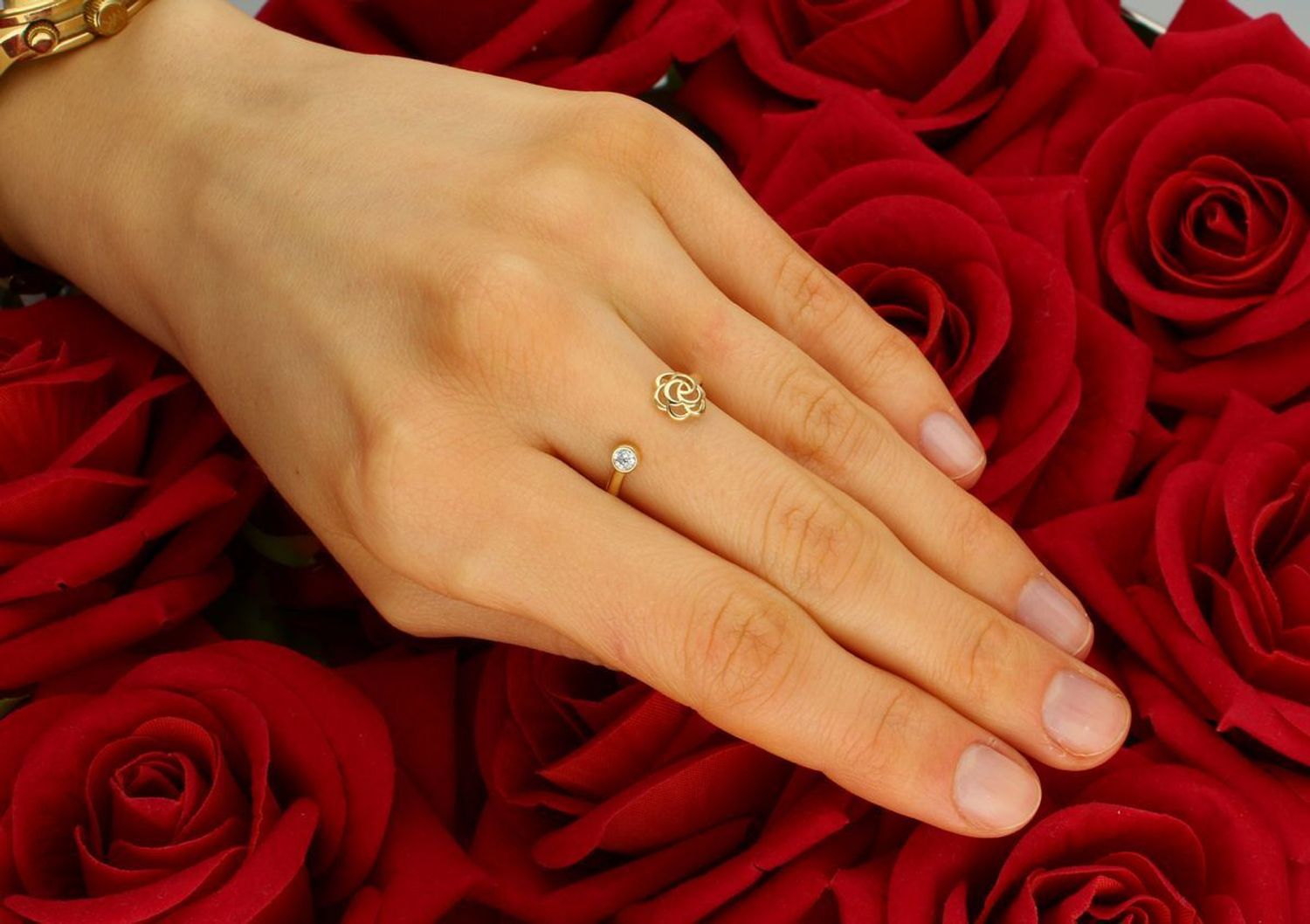 Pierścionek złoty kontur róży z cyrkonią 585 DIA-PRS-11401-585  Złoty pierścionek 585 nowoczesny wzór o gładkiej powierzchni. Ten piękny, elegancki pierścionek wykonano z 2.jpg