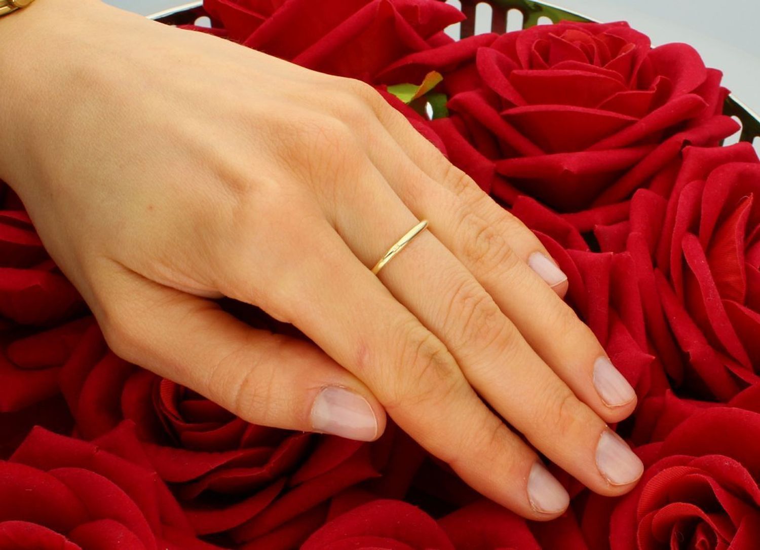 Pierścionek złoty kontur róży z cyrkonią 585 DIA-PRS-11401-585  Złoty pierścionek 585 nowoczesny wzór o gładkiej powierzchni. Ten piękny, elegancki pierścionek wykonano z 2.jpg