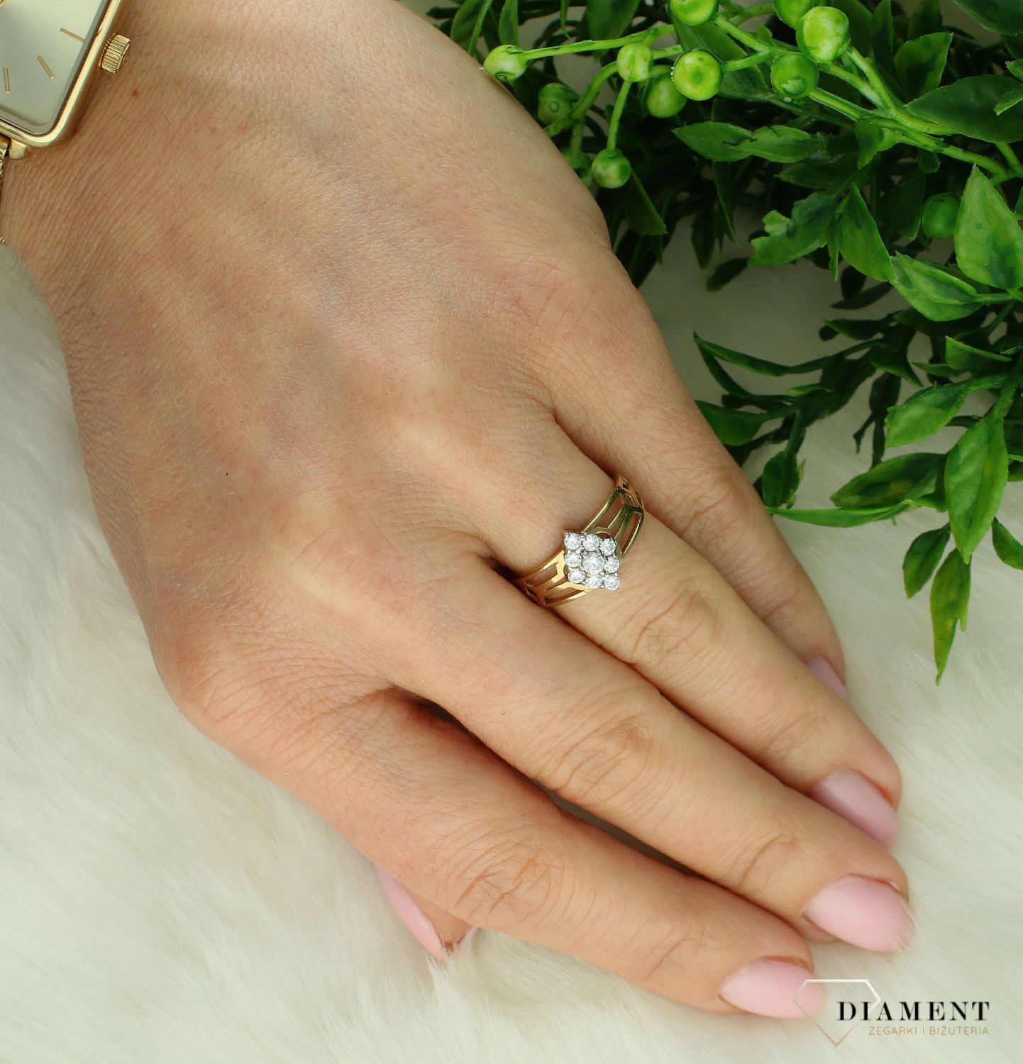 Złoty pierścionek damski 333 z cyrkoniami rozmiar 10 DIA-PRS-11414-333. Złoty pierścionek damski. Pierścionek złoty 333 z cyrkoniami. Złoty pierścionek o klasycznym wzorze na prezent. Pierścionek złoty dla kobiety (2).jpg