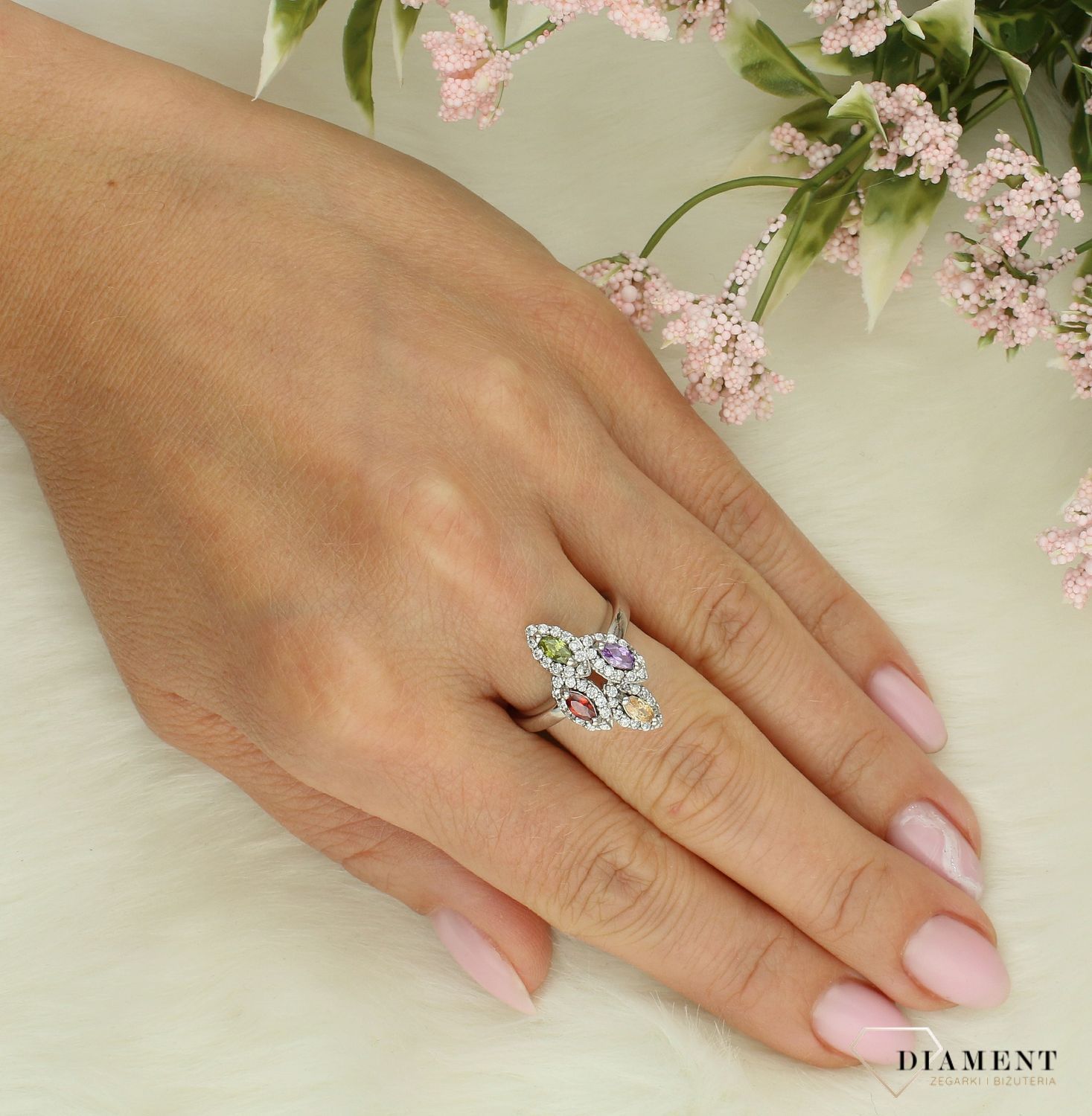 Srebrny pierścionek damski 925 z kolorowymi cyrkoniami rozmiar 15 DIA-PRS-11415-925. Srebrny pierścionek damski. Srebrny pierścionek z cyrkoniami. Pierścionek srebrny damski. Srebrny pierścionek na prezent dla kobiet.jpg
