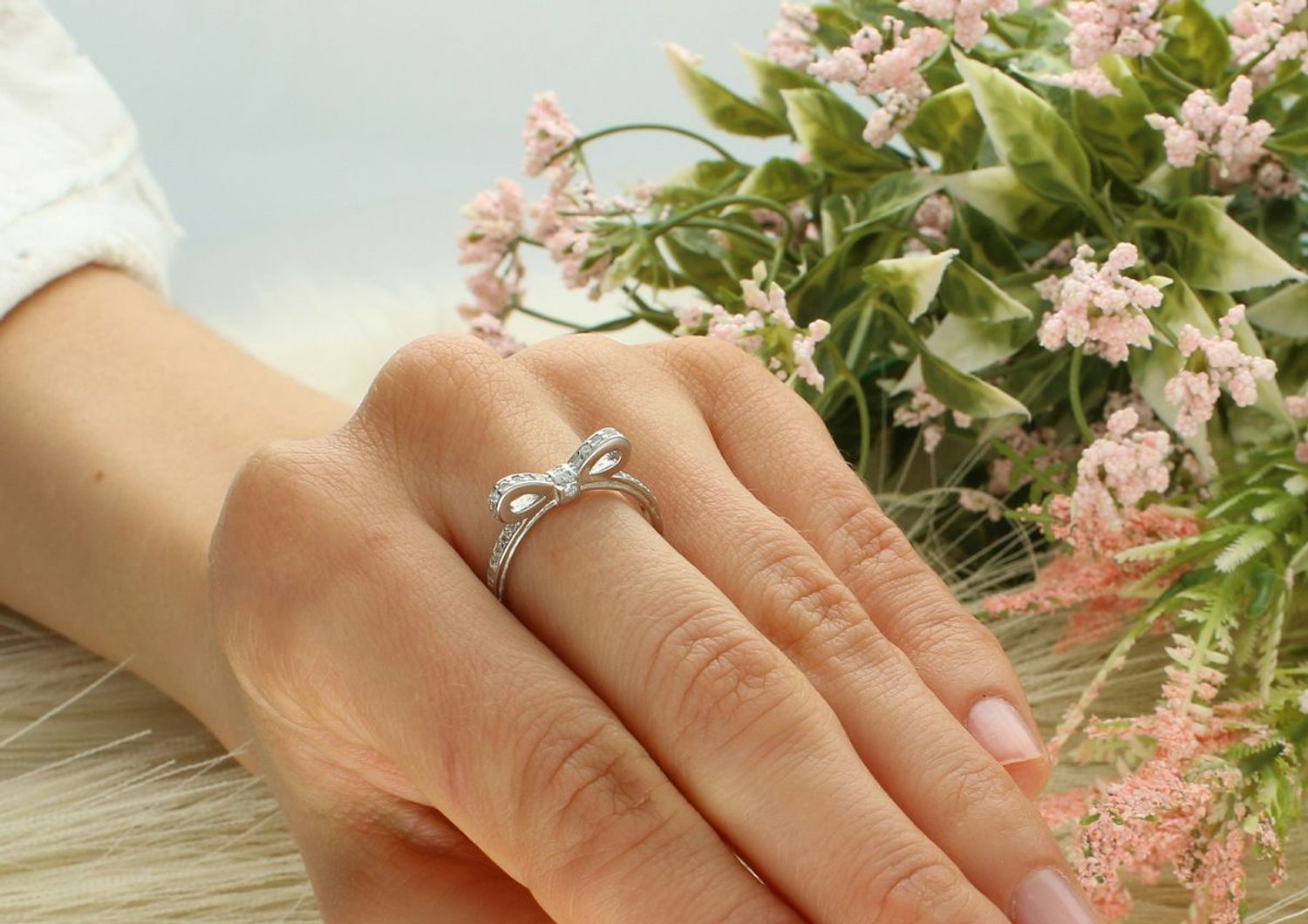 Srebrny pierścionek damski 925 kokardka z cyrkoniami DIA-PRS-11598-925. Srebrny pierścionek damski. Pierścionek srebrny klasyczny. Pierścionek srebrny z cyrkoniami. Pierścionek na prezent.1.jpg