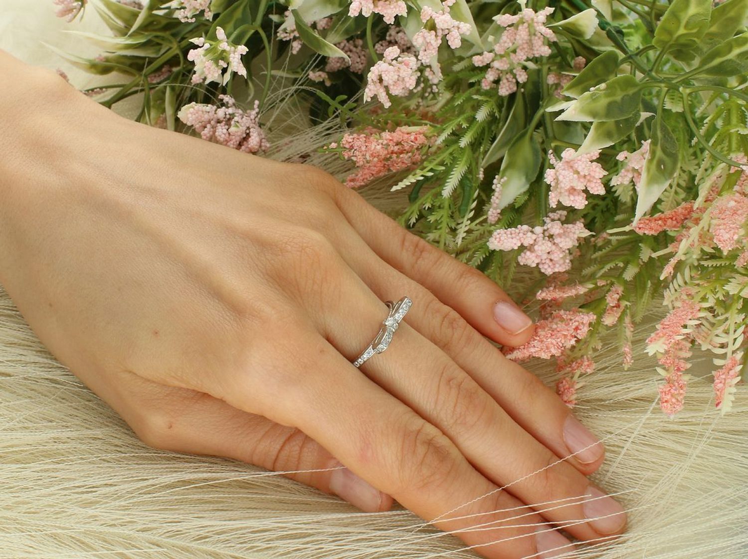 Srebrny pierścionek damski 925 kokardka z cyrkoniami DIA-PRS-11598-925. Srebrny pierścionek damski. Pierścionek srebrny klasyczny. Pierścionek srebrny z cyrkoniami. Pierścionek na prezent.1.jpg