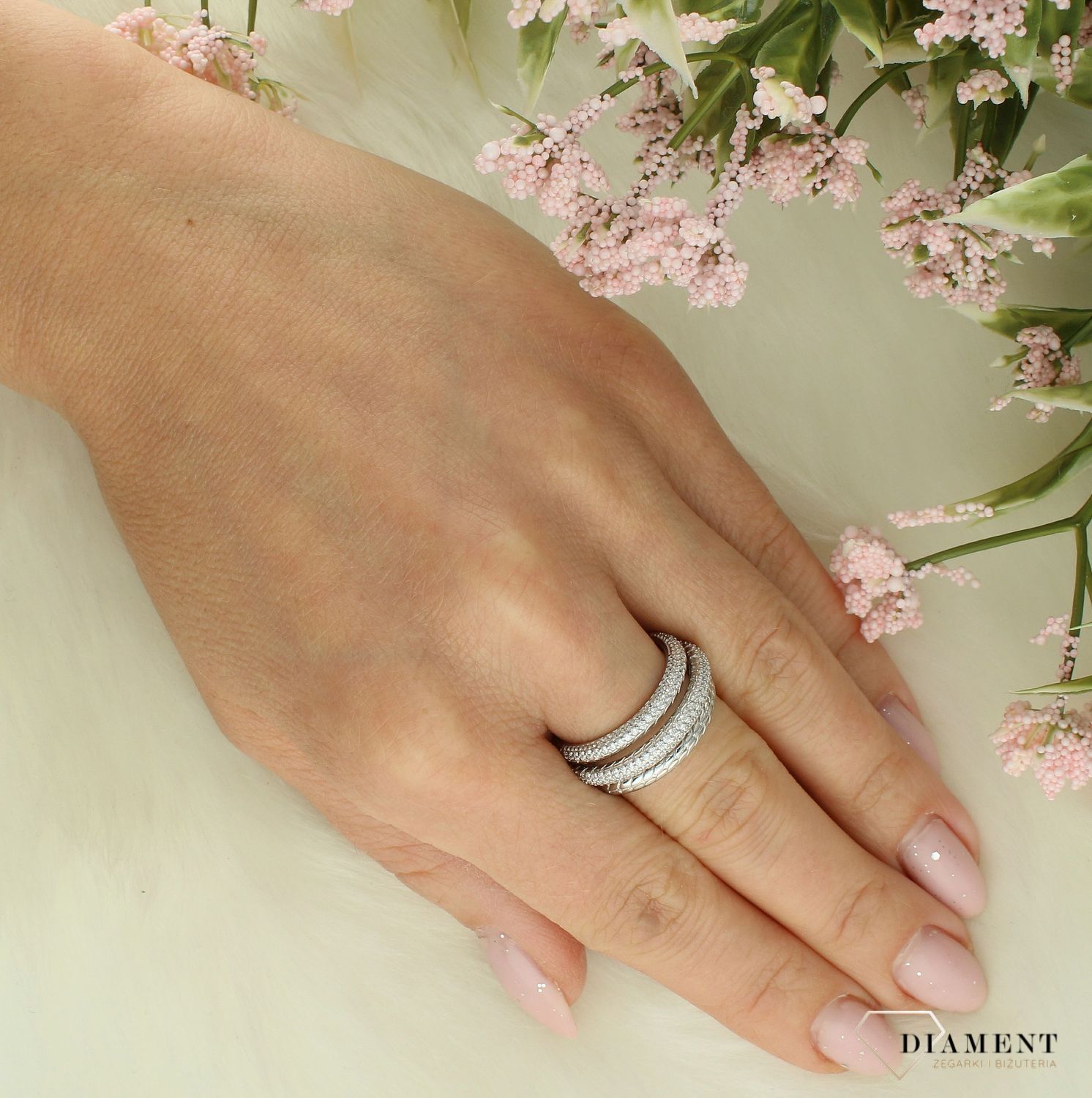Srebrny pierścionek damski 925 potrójna obrączka z cyrkoniami DIA-PRS-11600-925. Srebrny pierścionek damski. Pierścionek damski z cyrkoniami. Srebrny pierścionek na prezent dla kobiety..jpg