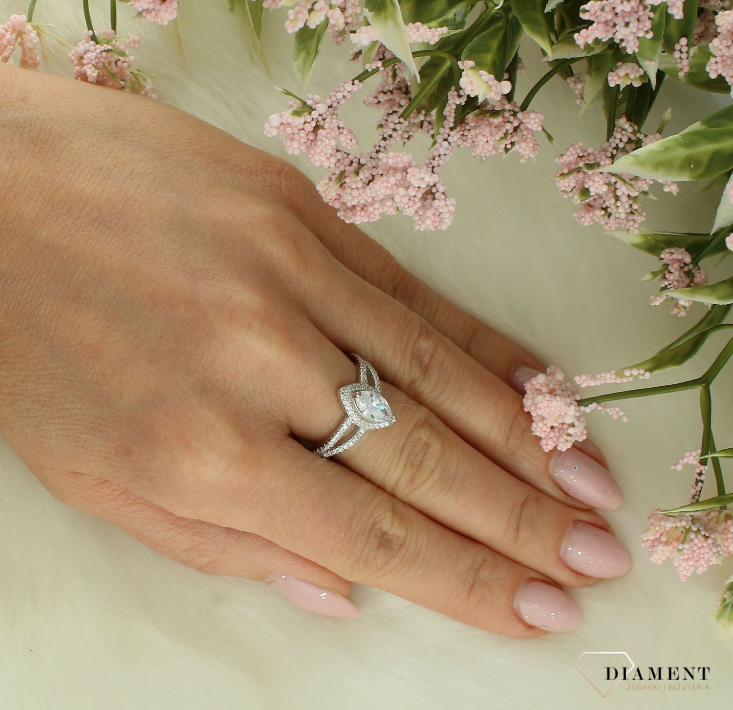 Srebrny pierścionek damski 925 z podłużna cyrkonią DIA-PRS-11605-925.  Srebrny pierścionek damski. Pierścionek damski z podłużną cyrkonią. Srebrny pierścionek na prezent dla kobiety. 1.jpg