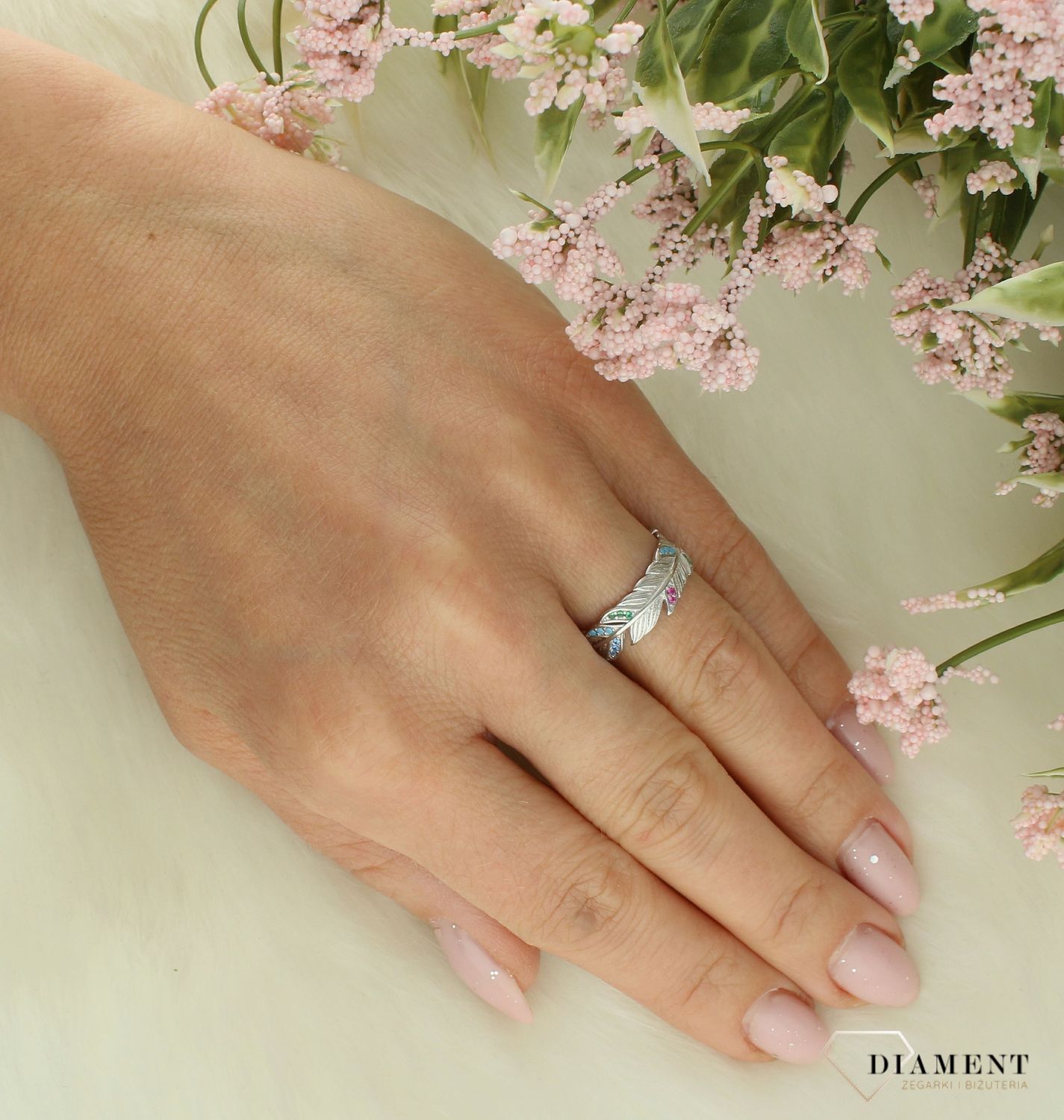 Srebrny pierścionek damski 925 pióro liść z kolorowymi cyrkoniami  DIA-PRS-11607-925. Srebrny pierścionek damski. Pierścionek damski z cyrkoniami. Srebrny pierścionek obrączka. Srebrny pierścionek na prezent dla kobiety..jpg