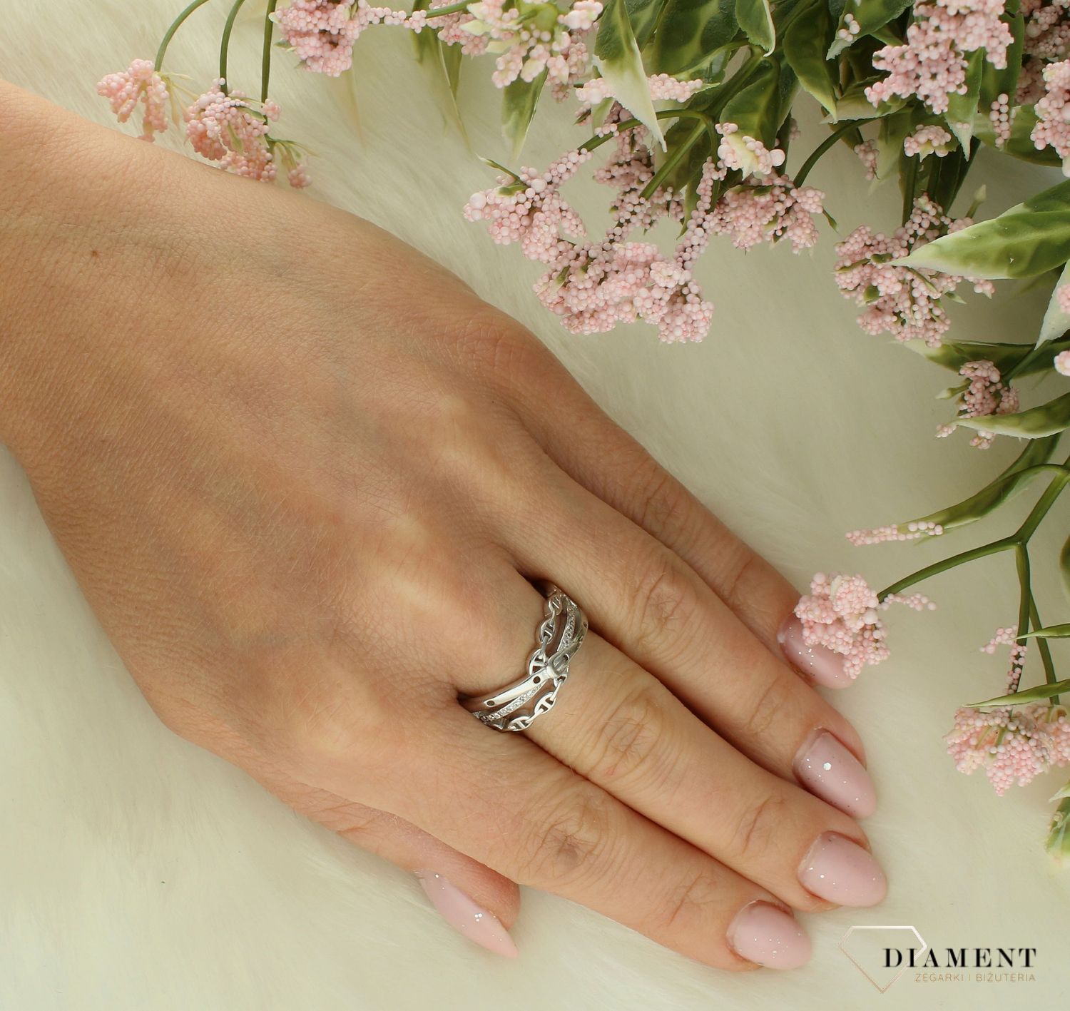 Srebrny pierścionek damski 925 szeroki przeplatany cyrkoniami DIA-PRS-11609-925. Srebrny pierścionek damski. Pierścionek damski z cyrkoniami. Srebrny pierścionek na prezent dla kobiety.2.jpg
