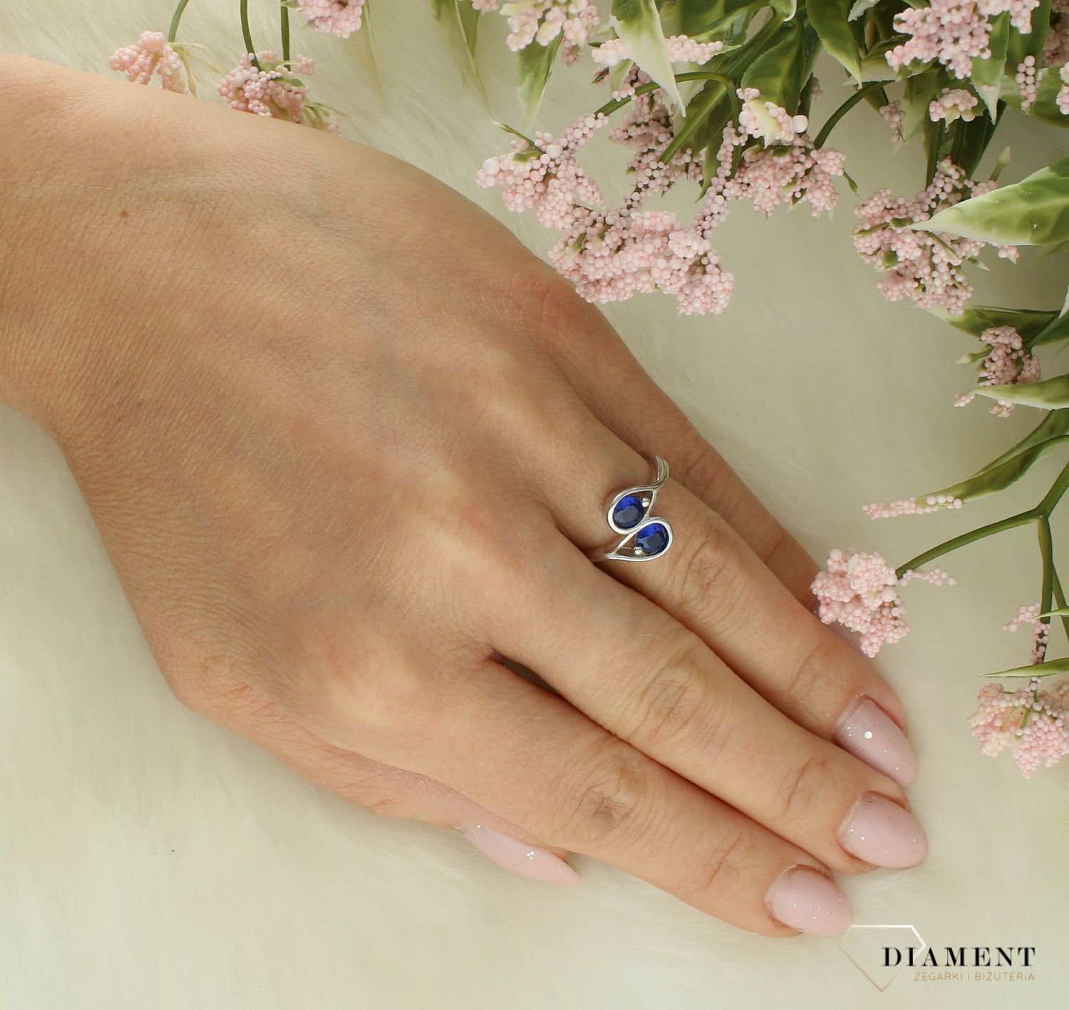 Srebrny pierścionek damski 925 z niebieskimi cyrkoniami DIA-PRS-11613-925. Srebrny pierścionek damski. Pierścionek damski z cyrkoniami. Srebrny pierścionek na prezent dla kobiety.2.jpg