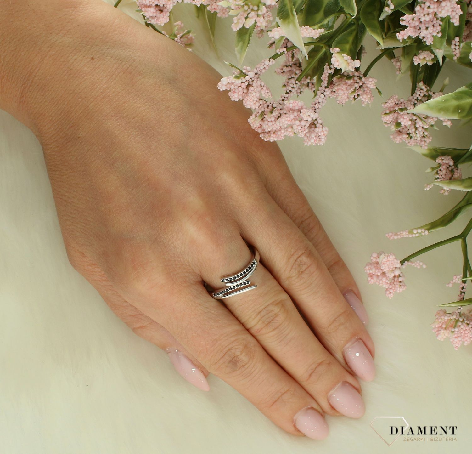 Srebrny pierścionek damski 925 z czarnymi cyrkoniami DIA-PRS-11614-925. Srebrny pierścionek damski. Pierścionek damski z cyrkoniami. Srebrny pierścionek na prezent dla kobiety.2.jpg