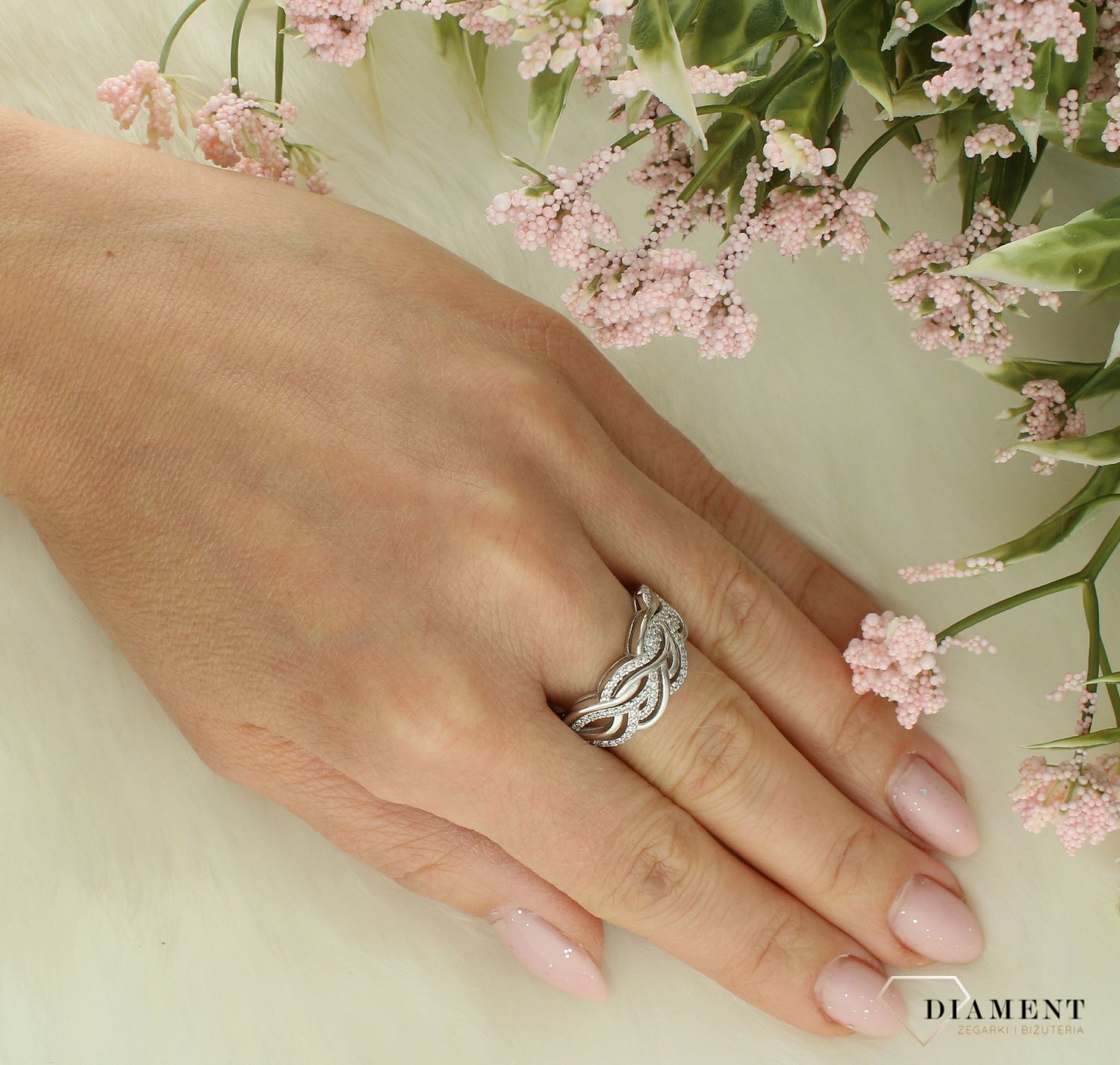 Srebrny pierścionek damski 925 szeroki zdobiony cyrkoniami DIA-PRS-11616-925. Srebrny pierścionek damski. Pierścionek damski z cyrkoniami. Srebrny pierścionek na prezent dla kobiety. 2.jpg