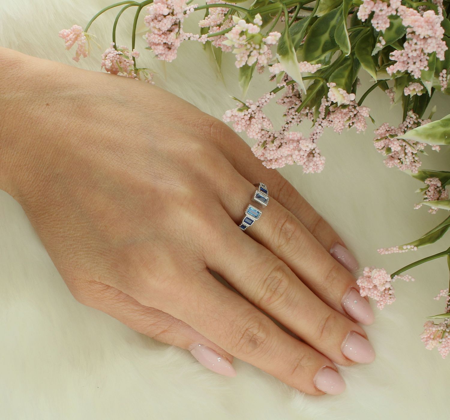 Srebrny pierścionek damski 925 z niebieskimi cyrkoniami DIA-PRS-11619-925. Srebrny pierścionek damski. Pierścionek damski z cyrkoniami. Srebrny pierścionek na prezent dla kobiety. 1.jpg