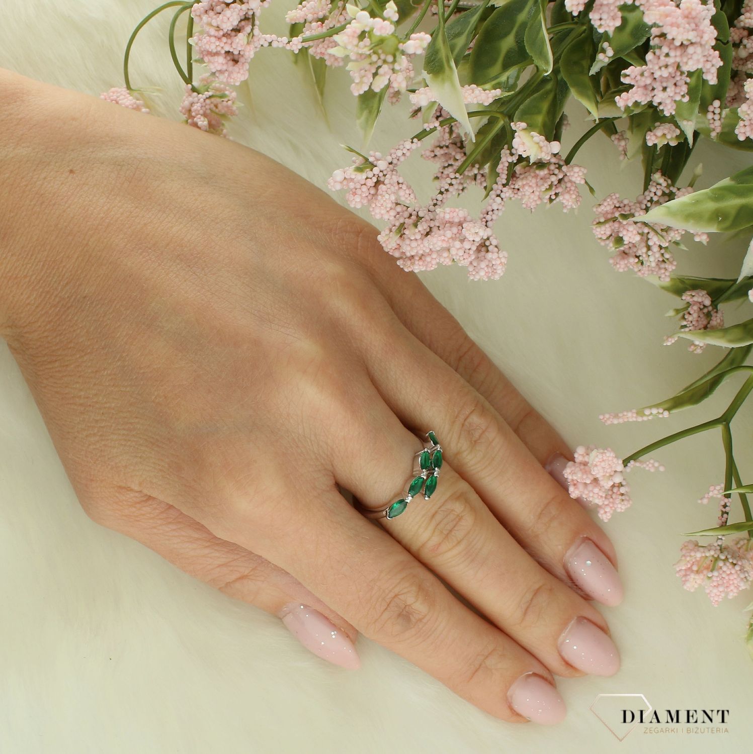 Srebrny pierścionek damski 925 z zielonymi cyrkoniami DIA-PRS-11620-925. Srebrny pierścionek damski. Pierścionek damski z cyrkoniami. Srebrny pierścionek na prezent dla kobiety. 1.jpg