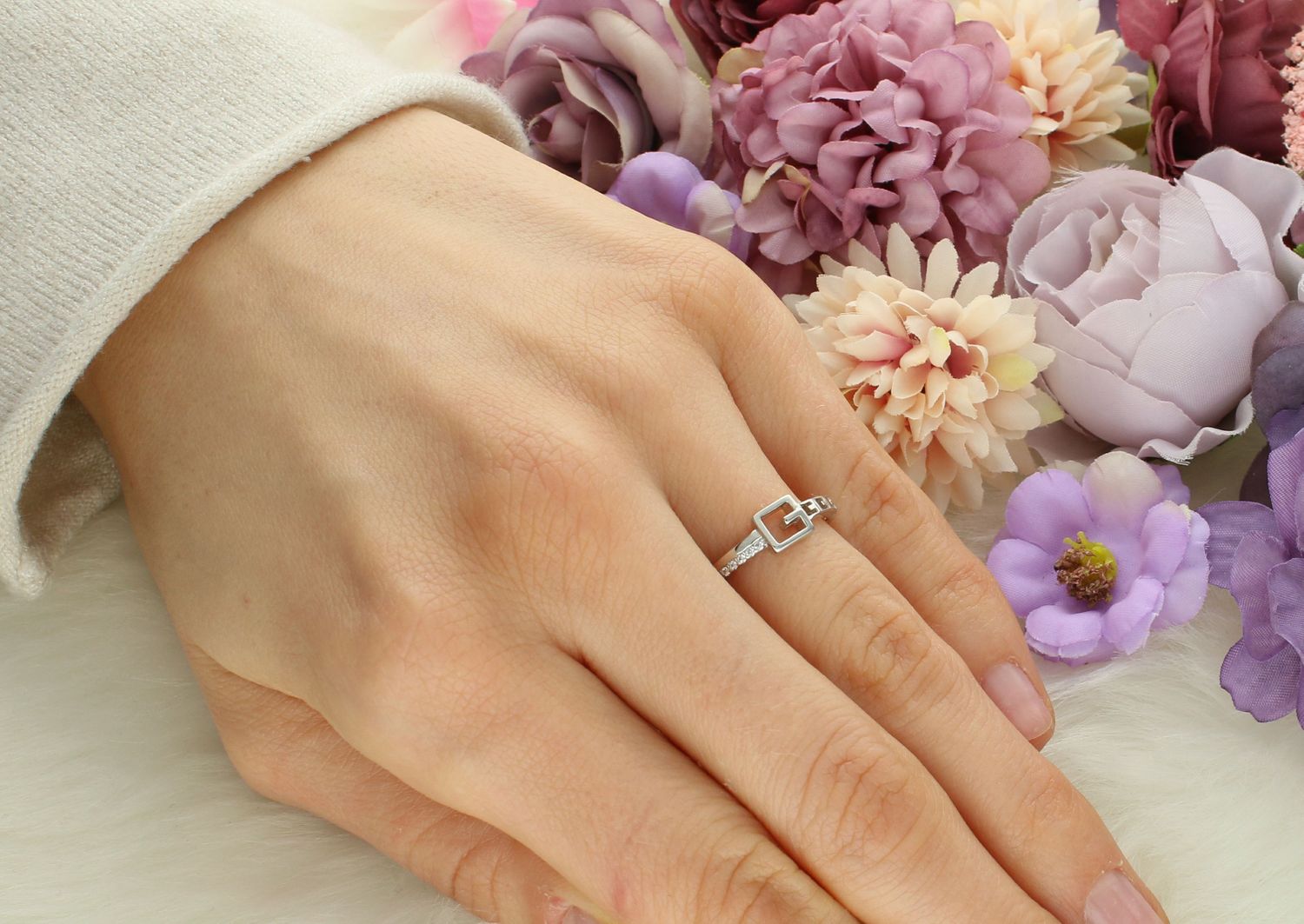 Srebrny pierścionek damski 925 modny wzór z pasmem cyrkonii DIA-PRS-11622-925. Srebrny pierścionek damski. Pierścionek srebrny klasyczny. Pierścionek srebrny z cyrkoniami. Pierścionek srebrny damski na prezent.1.jpg