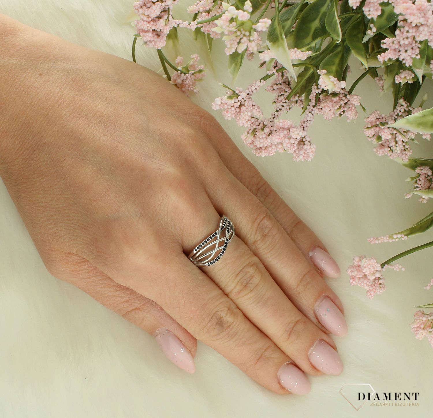 Srebrny pierścionek damski 925 szeroki z czarnymi cyrkoniami DIA-PRS-11623-925. Srebrny pierścionek damski. Pierścionek damski z cyrkoniami. Srebrny pierścionek na prezent dla kobiety..jpg