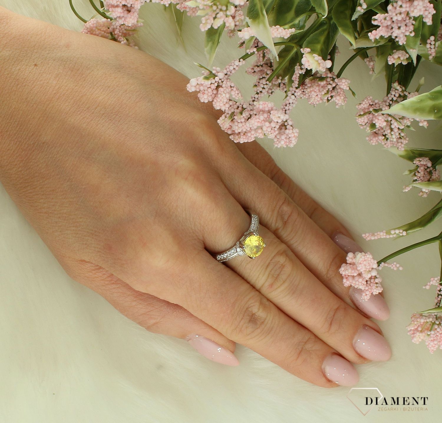 Srebrny pierścionek damski 925 z wystającą żółtą cyrkonią DIA-PRS-11625-925.  Srebrny pierścionek damski. Pierścionek damski z wystającą cyrkonią. Srebrny pierścionek na prezent dla kobiety (1).jpg