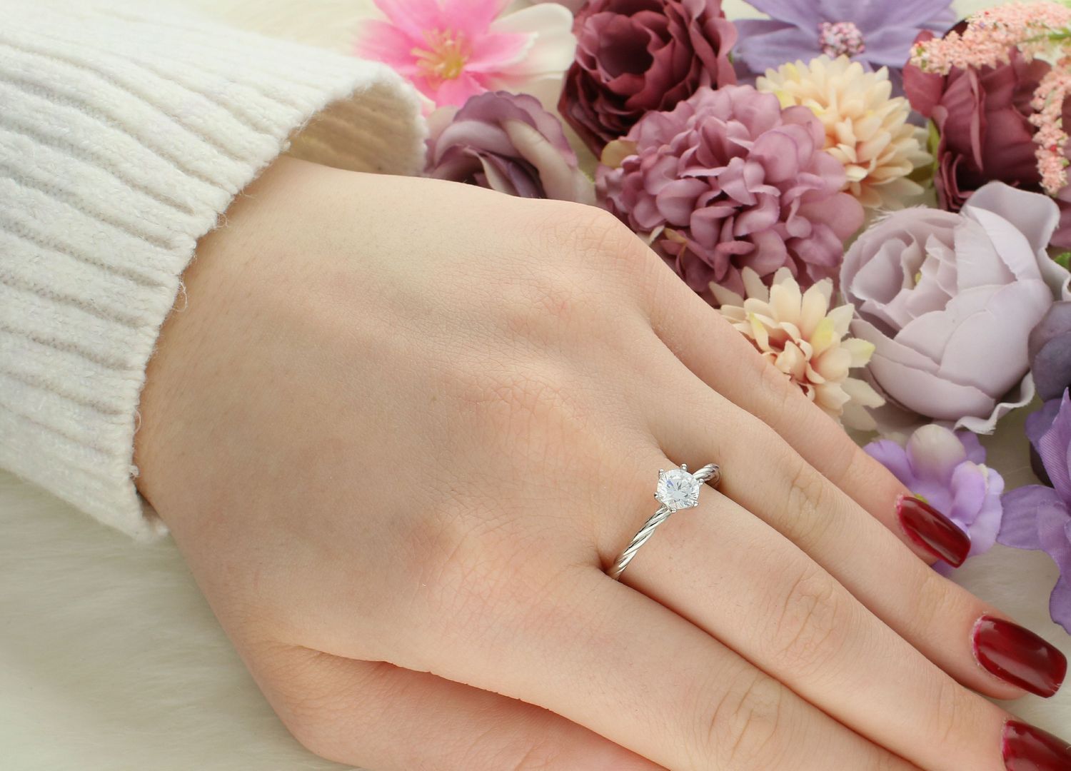 Srebrny pierścionek damski 925 z wystającą białą cyrkonią DIA-PRS-11630-925. Srebrny pierścionek damski. Pierścionek srebrny klasyczny. Pierścionek srebrny z cyrkoniami. Pierścionek srebrny damski na prezent.1.jpg