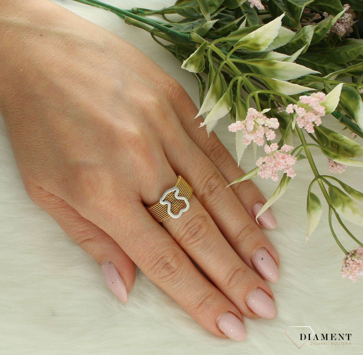 Stalowy pierścionek złota obrączka 'Tuos' rozmiar 16 DIA-PRS-11663-STAL. Stalowy pierścionek damski. Pierścionek ze stali szlachetnej. Pierścionek stalowy w złotym kolorze. Złota obrączka ze stali z popularnym wzorem misia Tuos (2).jpg