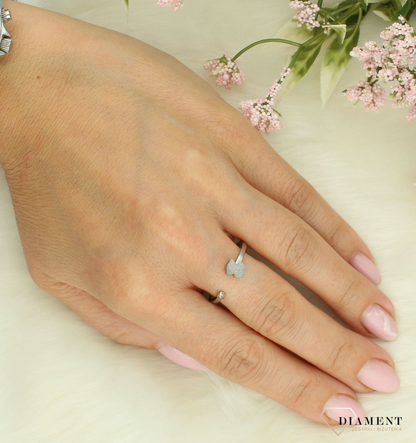 Stalowy pierścionek srebrny 'Tuos' rozmiar 18 DIA-PRS-11916-STAL. Stalowy pierścionek damski. Pierścionek ze stali szlachetnej. Pierścionek stalowy w srebrnym kolorze. Pierścionek z popularnym wzorem misia T.jpg