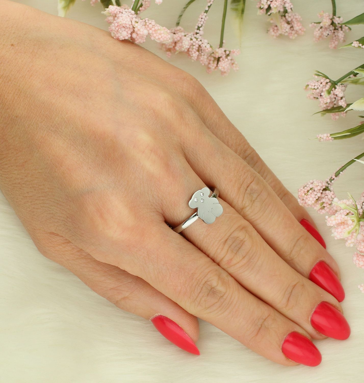 Pierścionek misiek stal DIA-PRS-11917-STAL Srebrny pierścionek 'Tuos' stal miś. Stalowy pierścionek obrączka wykonana materiału w kolorze srebrnym z zawieszką w kształcie srebrnego misia. 2.jpg