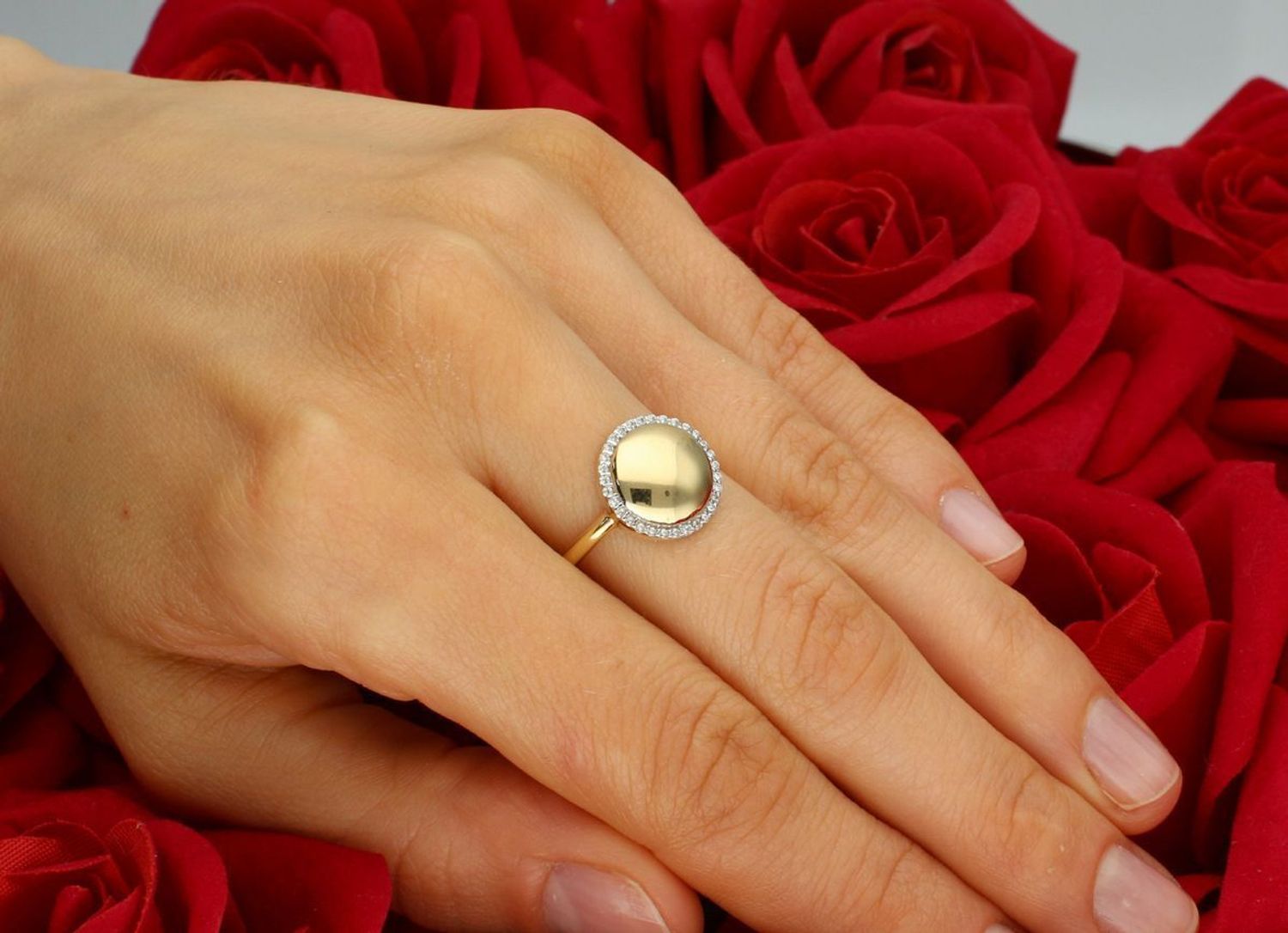 Złoty pierścionek damski próby 585, okrągły element wykończony białymi cyrkoniami. Waga 2,46 g, średnica ozdoby 1,2 cm, szyna pierścionka 2 mm. Elegancka biżuteria idealna na każdą okazję.1.jpg