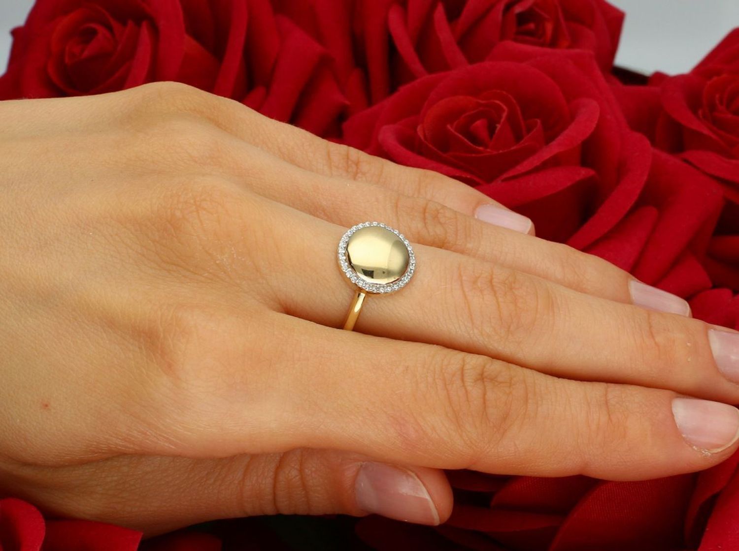 Złoty pierścionek damski próby 585, okrągły element wykończony białymi cyrkoniami. Waga 2,46 g, średnica ozdoby 1,2 cm, szyna pierścionka 2 mm. Elegancka biżuteria idealna na każdą okazję.1.jpg