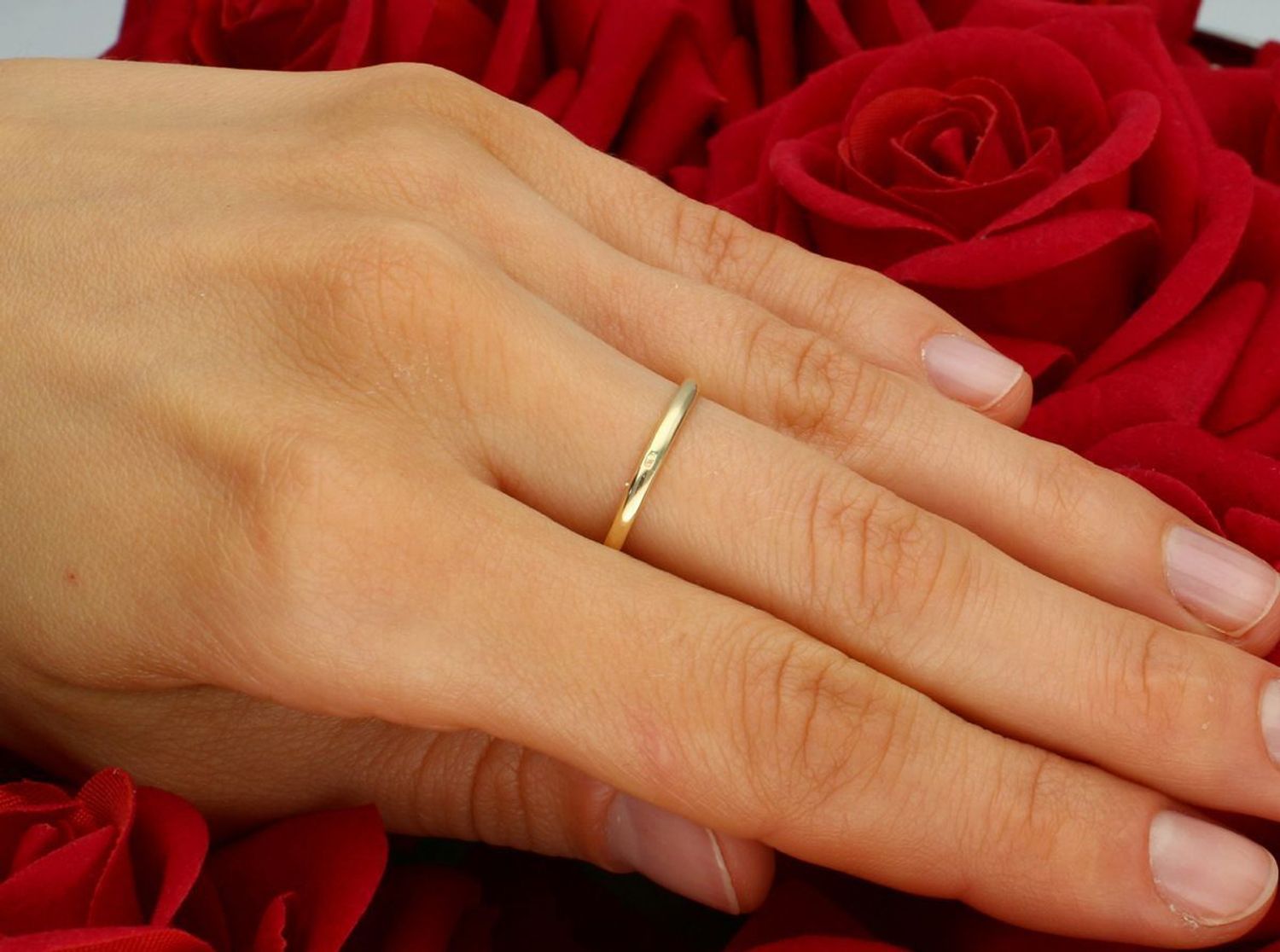 Złoty pierścionek damski próby 585, okrągły element wykończony białymi cyrkoniami. Waga 2,46 g, średnica ozdoby 1,2 cm, szyna pierścionka 2 mm. Elegancka biżuteria idealna na każdą okazję.1.jpg