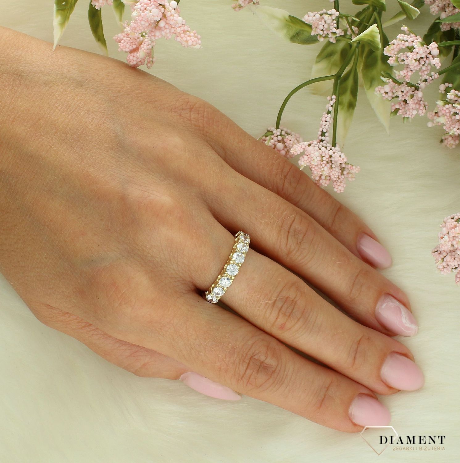 Złoty pierścionek damski 585 wysadzany białymi cyrkoniami DIA-PRS-11927-585.jpg