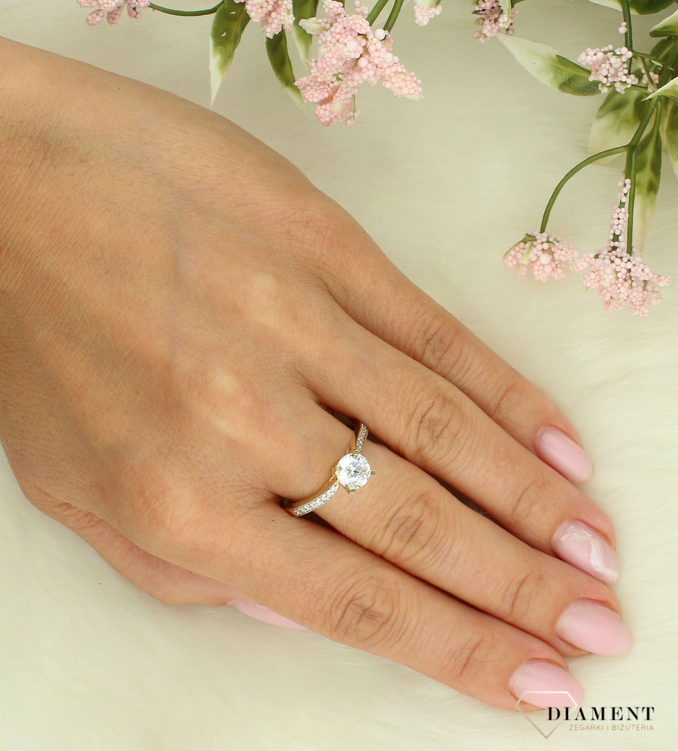Złoty pierścionek damski 585 z wystającą cyrkonią zaręczynowy rozmiar 21 DIA-PRS-11932-585. Złoty pierścionek damski. Złoty pierścionek z cyrkoniami. Pierścionek złoty zaręczynowy. Pierścionek złoty próby 585. Złoty pierścionek na prez.jpg
