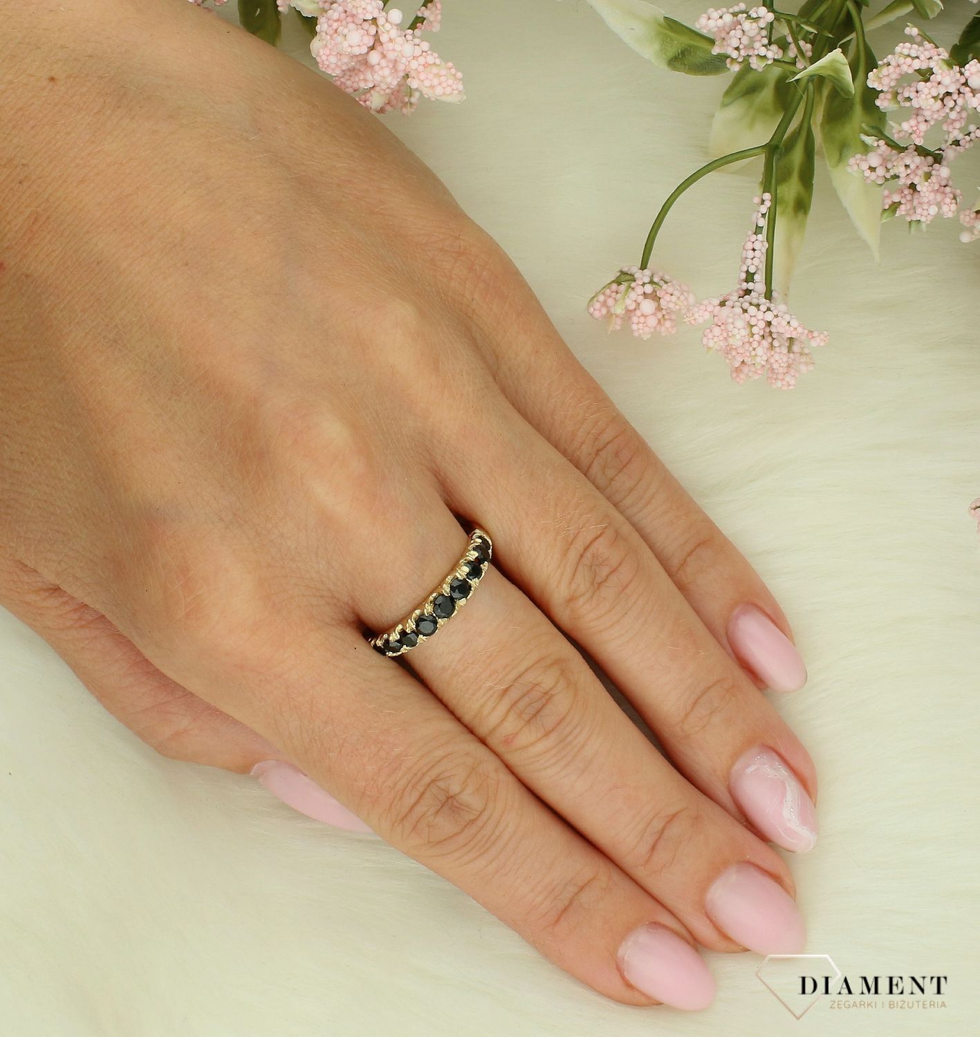 Złoty pierścionek damski 585 wysadzany czarnymi cyrkoniami rozmiar 20 DIA-PRS-12006-585. Złoty pierścionek damski. Złoty pierścionek z cyrkoniami. Pierścionek złoty zaręczynowy. Pierścionek złoty próby 585. Złoty pierścionek na prezent.jpg