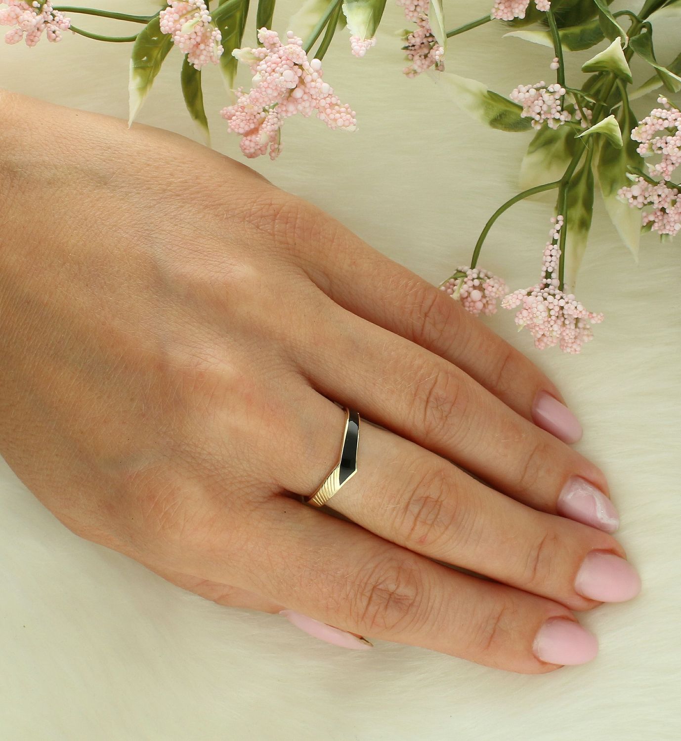 Złoty pierścionek damski 585 forma obrączki z czarną emalią rozmiar 14 DIA-PRS-12007-585.jpg