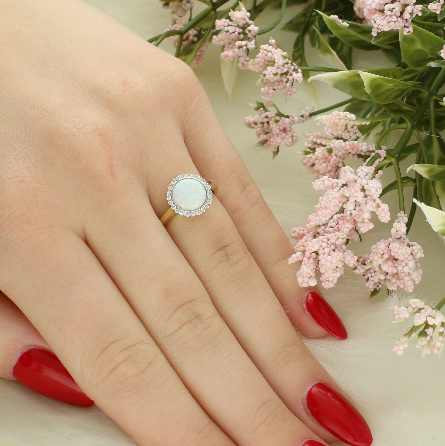 Pierścionek złoty Opal otoczony cyrkoniami próba 585, DIA-PRS-12130-585 Pierścionek wykonany z żółtego 14 karatowego złota o charakterystycznej formie. Złote pierścionki 585 idealne na prezent..jpg