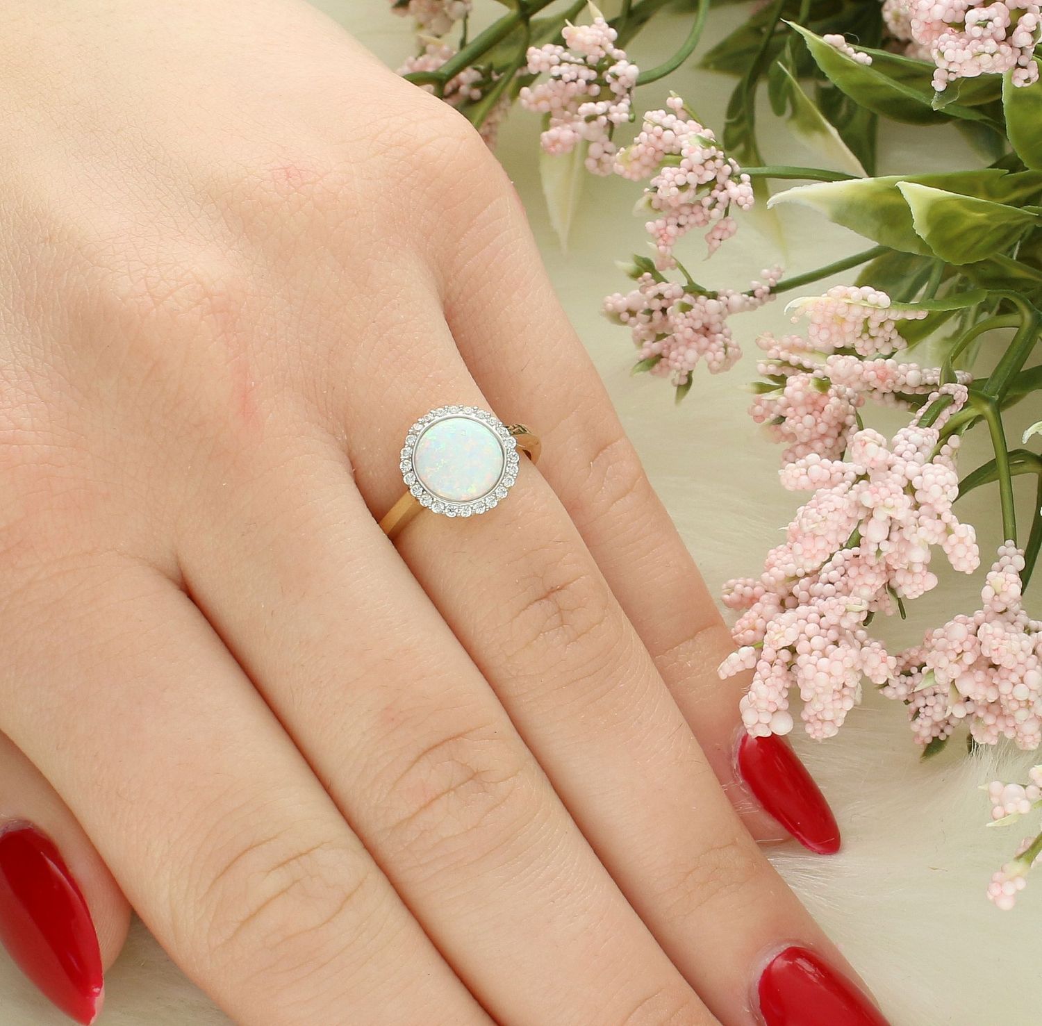 Pierścionek złoty Opal otoczony cyrkoniami próba 585, DIA-PRS-12130-585 Pierścionek wykonany z żółtego 14 karatowego złota o charakterystycznej formie. Złote pierścionki 585 idealne na prezent..jpg