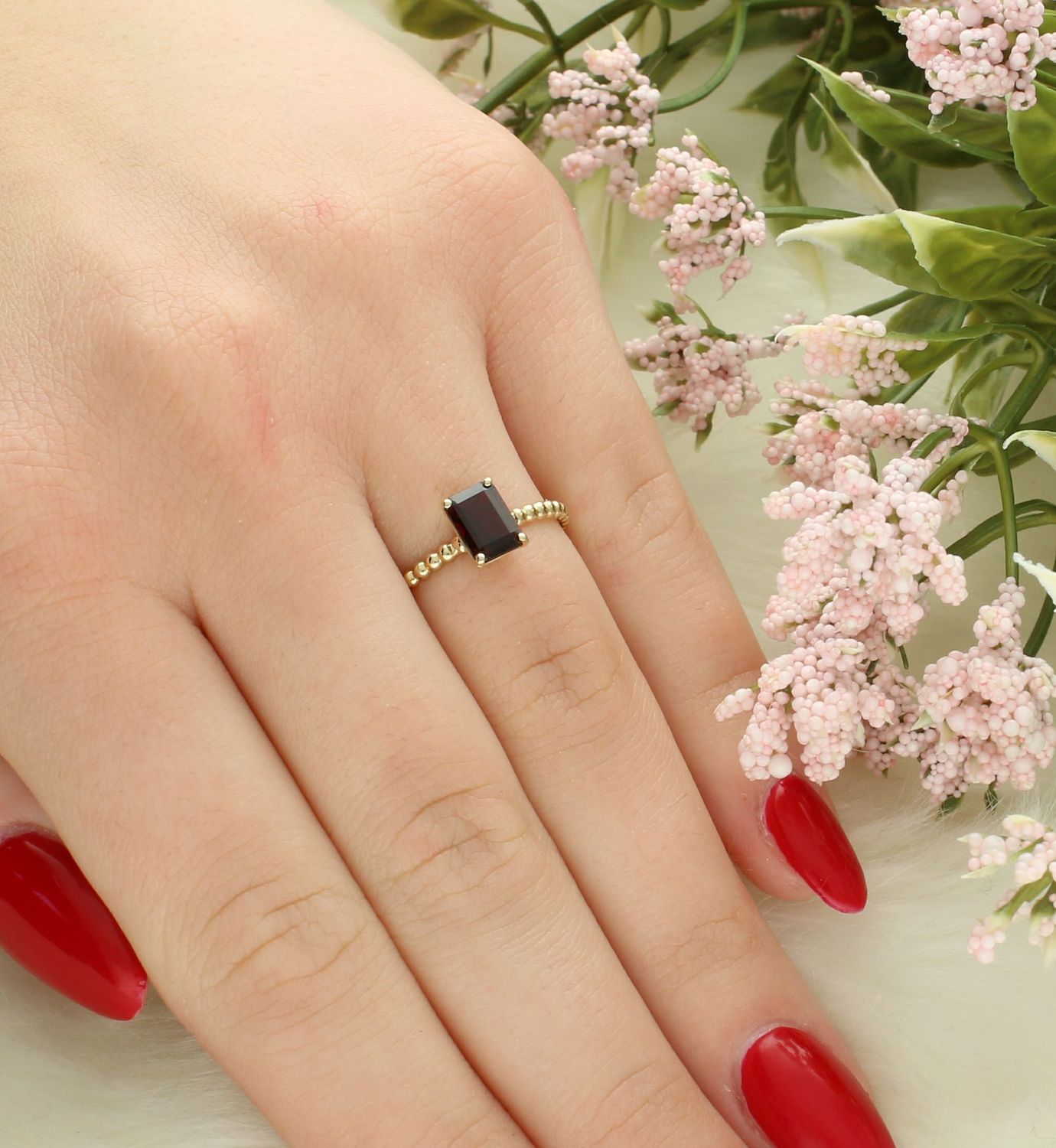 Pierścionek wykonany z żółtego 14 karatowego złota o charakterystycznej formie. Złote pierścionki 585 idealne na prezent. Damski złoty pierścionek wykonany z żółtego 14 karatowego złota, ozdobiony.jpg