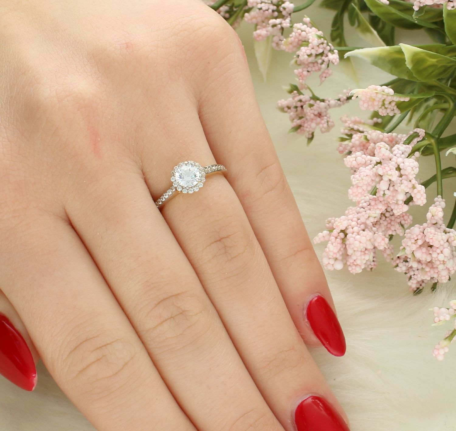 Pierścionek złoty ozdobiony cyrkoniami próba 585, DIA-PRS-12135-585 Pierścionek wykonany z żółtego 14 karatowego złota o charakterystycznej formie. Złote pierścionki 585 idealne na prezent..jpg