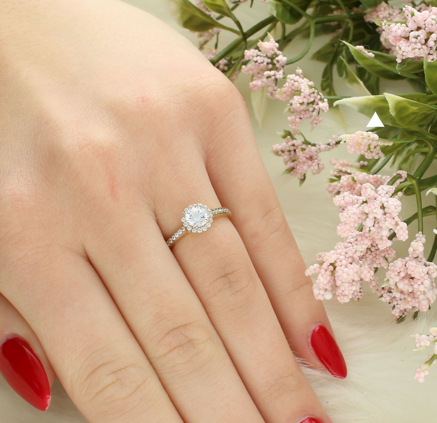 Pierścionek złoty ozdobiony cyrkoniami próba 585, DIA-PRS-12135-585 Pierścionek wykonany z żółtego 14 karatowego złota o charakterystycznej formie. Złote pierścionki 585 idealne na prezent..jpg